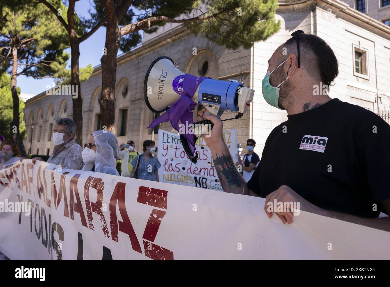 Un groupe de personnes du mouvement antinucléaire ibérique se réunit devant le Ministère de la transition écologique à Madrid, en Espagne, sur 16 juillet 2020 pour demander la fermeture des centrales nucléaires espagnoles. (Photo par Oscar Gonzalez/NurPhoto) Banque D'Images