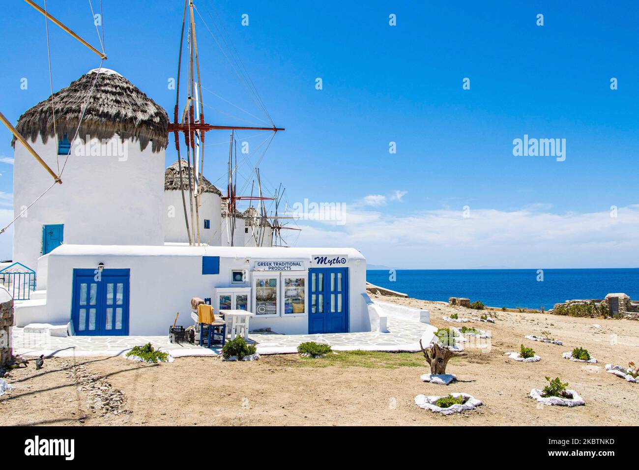 Les moulins à vent emblématiques de l'île de Mykonos, les îles Cyclades, la mer Egée, la Grèce sur 14 juillet 2020. Il n'y a presque personne dans les moulins à vent en raison des mesures pandémiques du coronavirus et de l'interdiction de la circulation que la Grèce a appliquées. Il y a 16 moulins à vent sur l'île, dont 5 au-dessus de Chora ou Mykonos, la ville principale de l'île. Les moulins à vent ont été construits au 16th siècle à partir des Vénitiens mais leurs constructions se sont poursuivies jusqu'au 20th siècle. La célèbre île grecque méditerranéenne est surnommée l'île des vents avec des bâtiments traditionnels blanchis à la chaux comme des moulins à vent ou une petite église. Mykon Banque D'Images