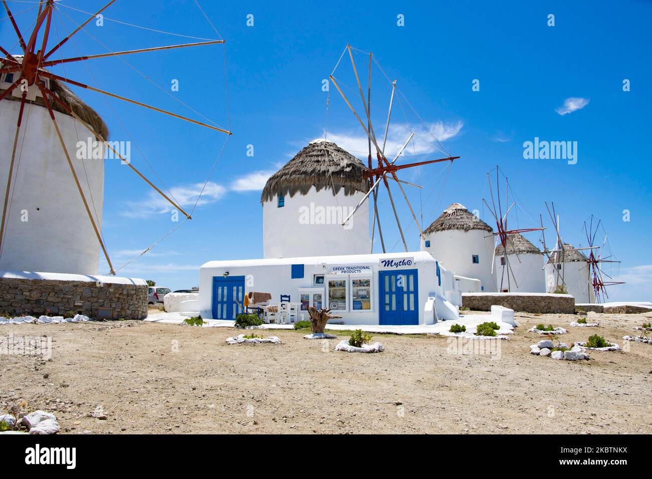 Les moulins à vent emblématiques de l'île de Mykonos, les îles Cyclades, la mer Egée, la Grèce sur 14 juillet 2020. Il n'y a presque personne dans les moulins à vent en raison des mesures pandémiques du coronavirus et de l'interdiction de la circulation que la Grèce a appliquées. Il y a 16 moulins à vent sur l'île, dont 5 au-dessus de Chora ou Mykonos, la ville principale de l'île. Les moulins à vent ont été construits au 16th siècle à partir des Vénitiens mais leurs constructions se sont poursuivies jusqu'au 20th siècle. La célèbre île grecque méditerranéenne est surnommée l'île des vents avec des bâtiments traditionnels blanchis à la chaux comme des moulins à vent ou une petite église. Mykon Banque D'Images