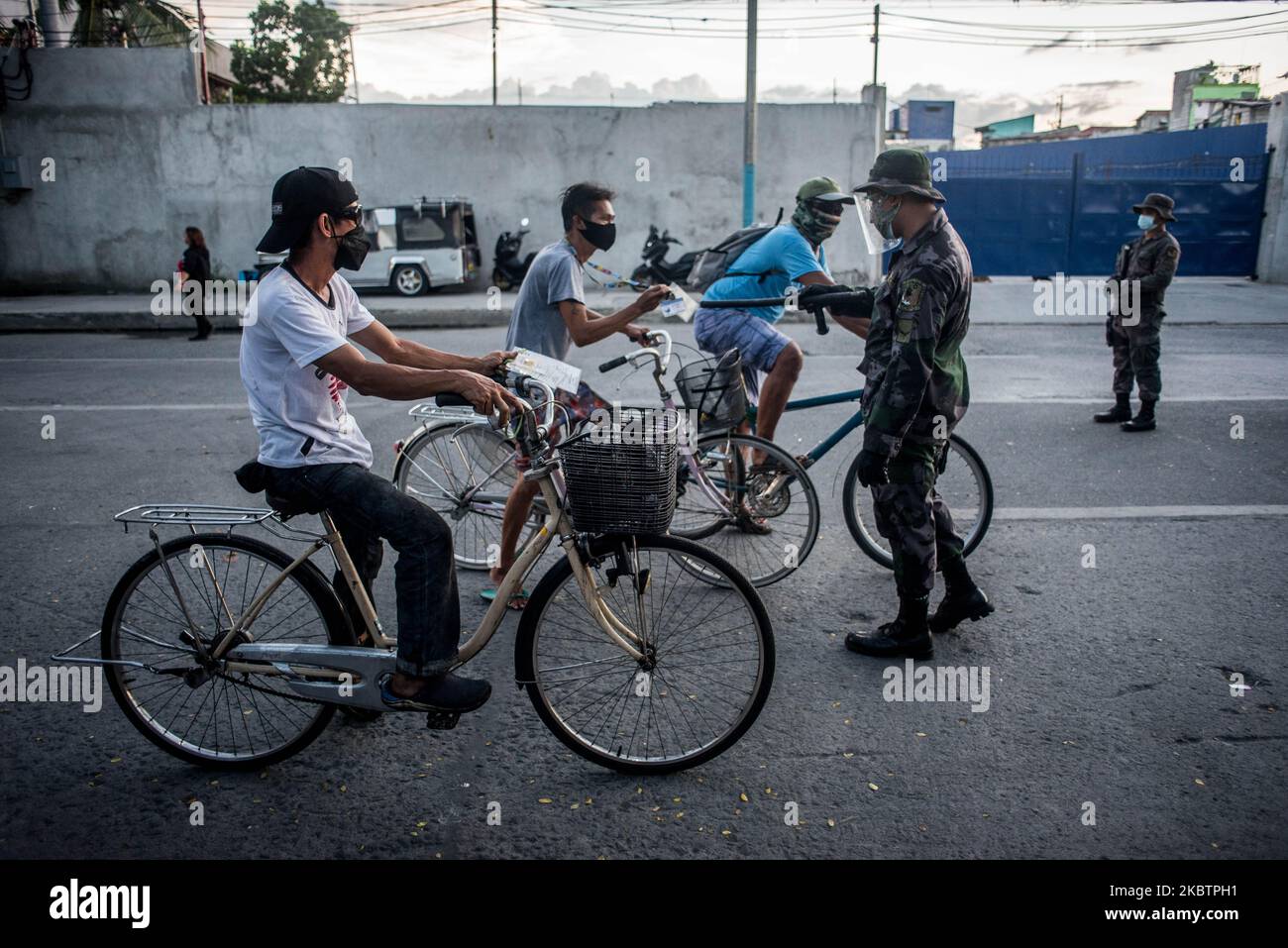 Les policiers font un point de contrôle dans la ville de Navotas aux Philippines, obligeant les automobilistes à présenter une preuve de résidence à 16 juillet 2020. Des policiers sont déployés dans la ville le premier jour de l'isolement cellulaire de 14 jours.(photo de Lisa Marie David/NurPhoto) Banque D'Images