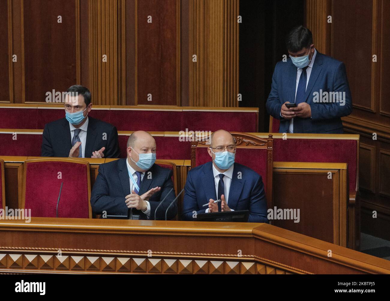 Le Premier ministre ukrainien Denys Shmyhal (2nd R), le ministre Oleh Nemchinov (2nd L) et le ministre du développement des communautés et des territoires Chernyshov Oleksiy(L) applaudisse lors d'une session du Parlement à Kiev, en Ukraine, au 16 juillet 2020. Le Parlement ukrainien a voté pour les chefs de la Banque centrale et du Comité antimonopole et a nommé un nouveau vice-ministre, le ministre des Industries stratégiques. (Photo par Sergii Kharchenko/NurPhoto) Banque D'Images