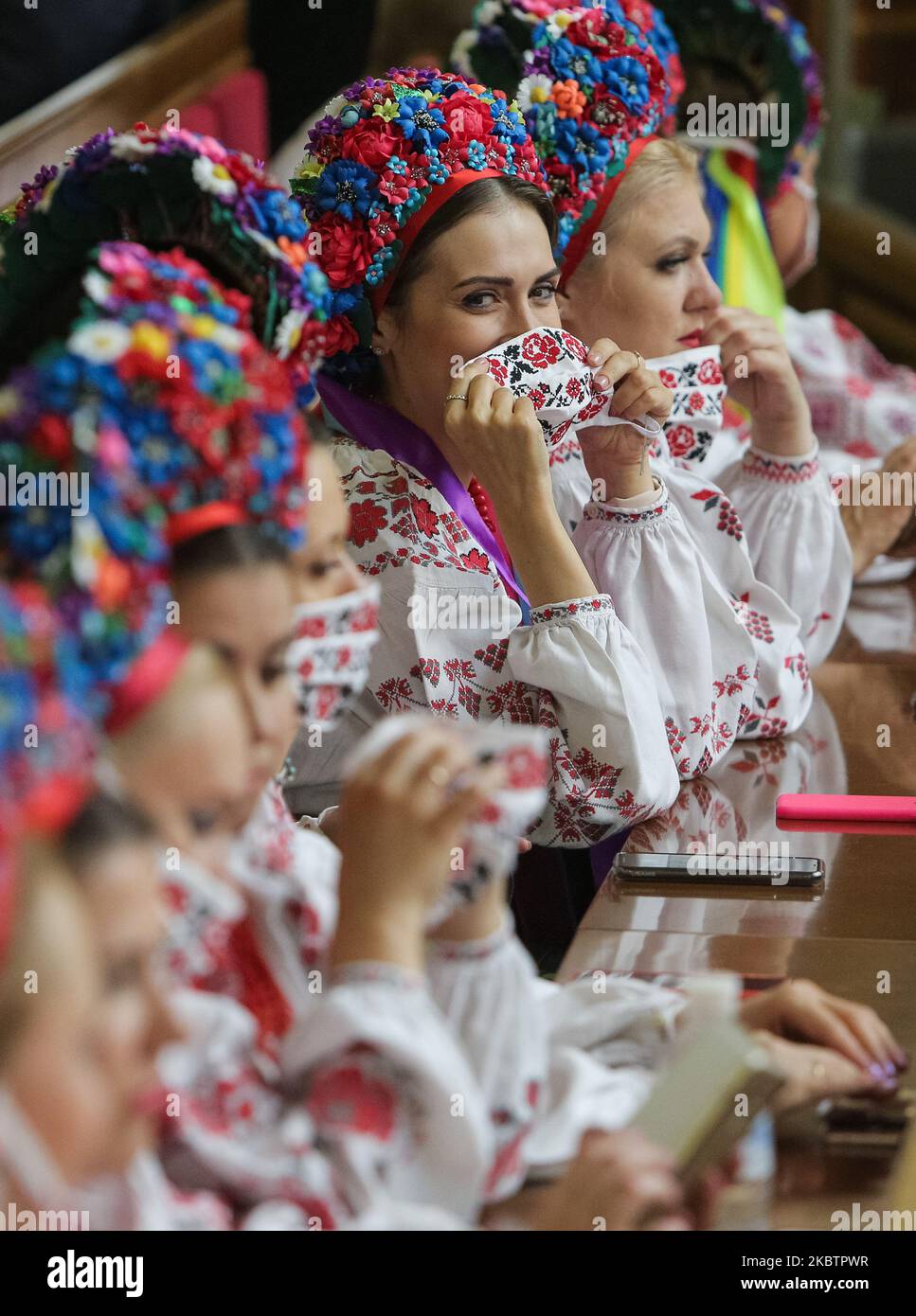 Les chanteurs de chœur national portant des costumes nationaux ukrainiens attendent de chanter un hymne pour une cérémonie d'ouverture à Kiev, Ukraine, 16 juillet 2020. Environ 5 cents anciens membres du Premier Parlement ukrainien et députés intérimaires, dont certains avec leur masque facial, se sont réunis dans une salle avec le Président Volodymyr Zelenskyy et les Ministres du Gouvernement pour célébrer le 30th anniversaire de la Déclaration sur la souveraineté de l'Etat de l'Ukraine (photo de Sergii Kharchenko/NurPhoto) Banque D'Images