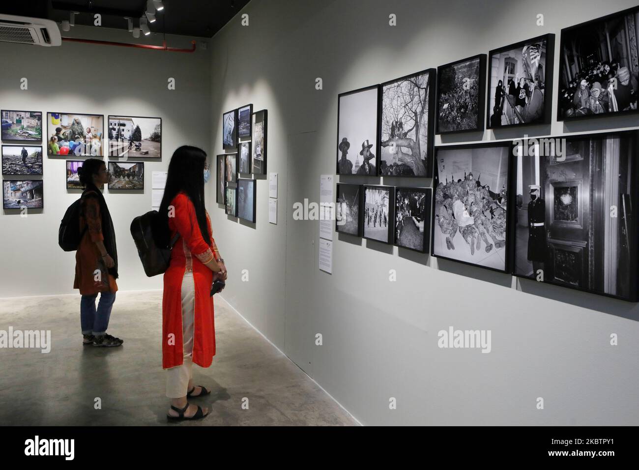 Dhaka, Bangladesh - 04 novembre 2022 : les visiteurs visitent l'exposition de photos de la presse mondiale à la galerie Drik à Dhaka. L'exposition sera organisée à partir de N Banque D'Images