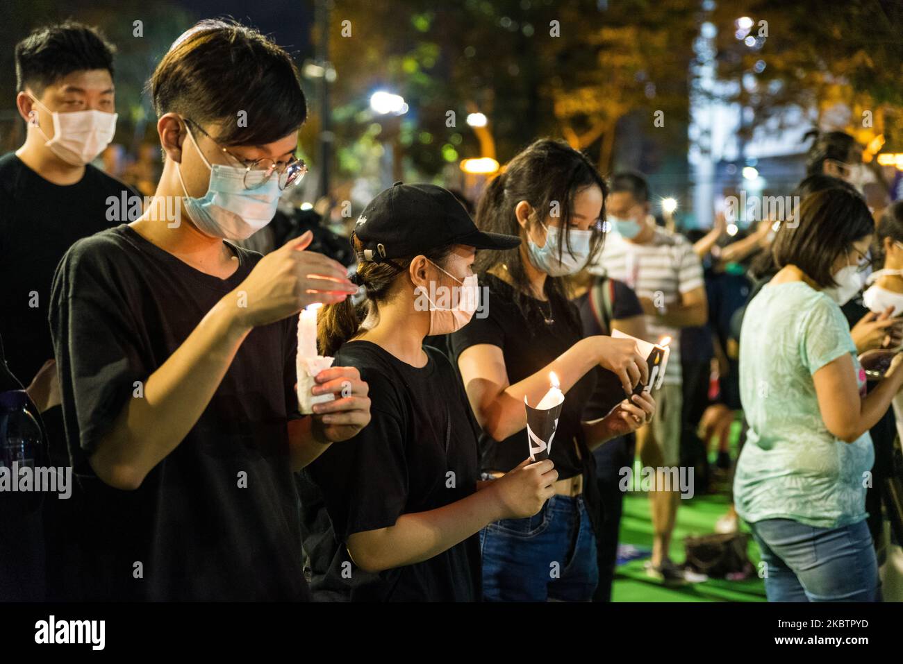 De jeunes manifestants se tiennent avec des bougies dans le parc Victoria pendant le Tienvigianmen à Hong Kong, en Chine, sur 4 juin 2020. (Photo de Marc Fernandes/NurPhoto) Banque D'Images