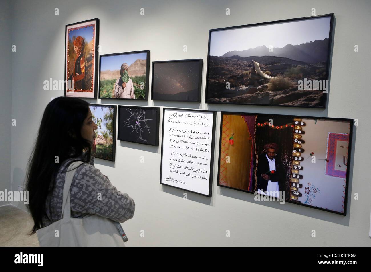 Dhaka, Bangladesh - 04 novembre 2022 : les visiteurs visitent l'exposition de photos de la presse mondiale à la galerie Drik à Dhaka. L'exposition sera organisée à partir de N Banque D'Images