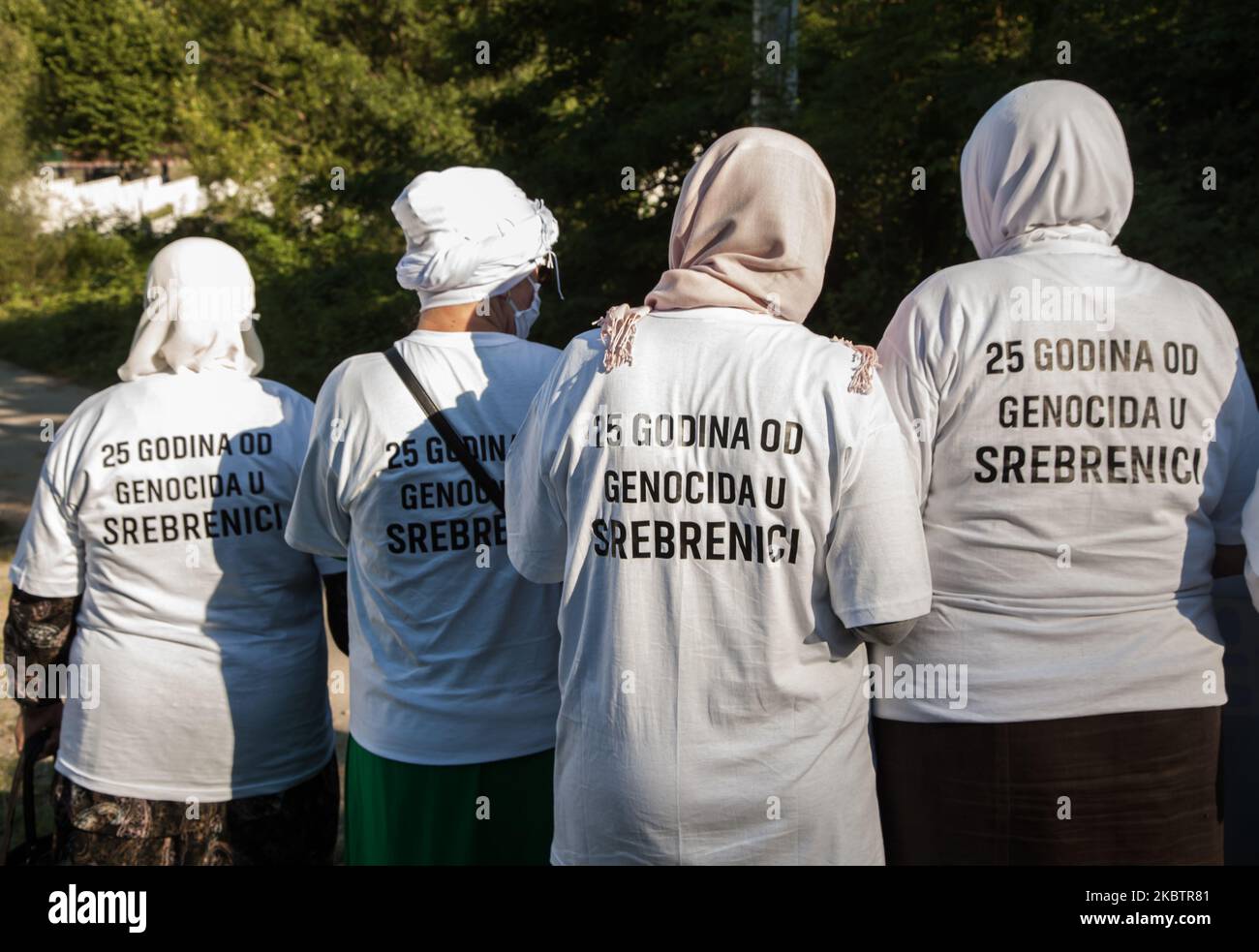 Chaque année, de nombreuses personnes viennent au Mémorial Potocari, en Bosnie-Herzégovine, sur 11 juillet 2020, pour rendre hommage aux victimes du génocide. Le Mémorial du génocide de Srebrenica, officiellement connu sous le nom de Monument et cimetière de Srebrenica-Potocari pour les victimes du génocide, a été créé pour honorer les victimes du massacre de 1995. Cette année, la commémoration du vingt-cinquième anniversaire du massacre de Srebrenica a été marquée par la pandémie du coronavirus, par une cérémonie au mémorial Potocari, avec plus de mesures de sécurité et d'hygiène, avec beaucoup de masques et sans la présence de dirigeants étrangers. (Pho Banque D'Images