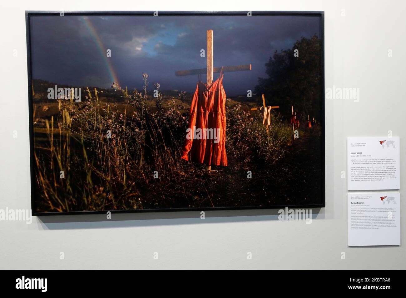 Dhaka, Bangladesh - 04 novembre 2022 : les visiteurs visitent l'exposition de photos de la presse mondiale à la galerie Drik à Dhaka. L'exposition sera organisée à partir de N Banque D'Images