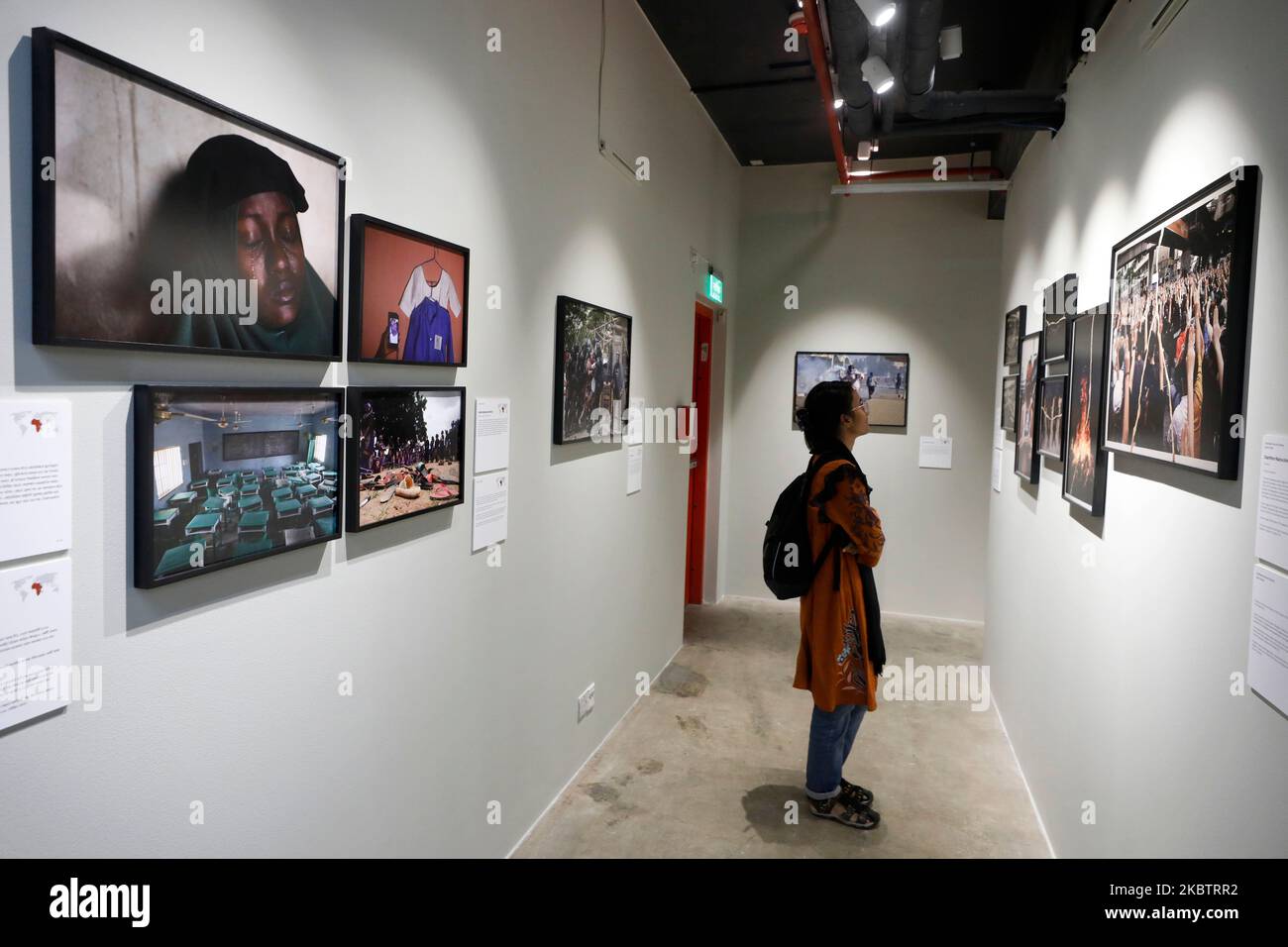 Dhaka, Bangladesh - 04 novembre 2022 : les visiteurs visitent l'exposition de photos de la presse mondiale à la galerie Drik à Dhaka. L'exposition sera organisée à partir de N Banque D'Images