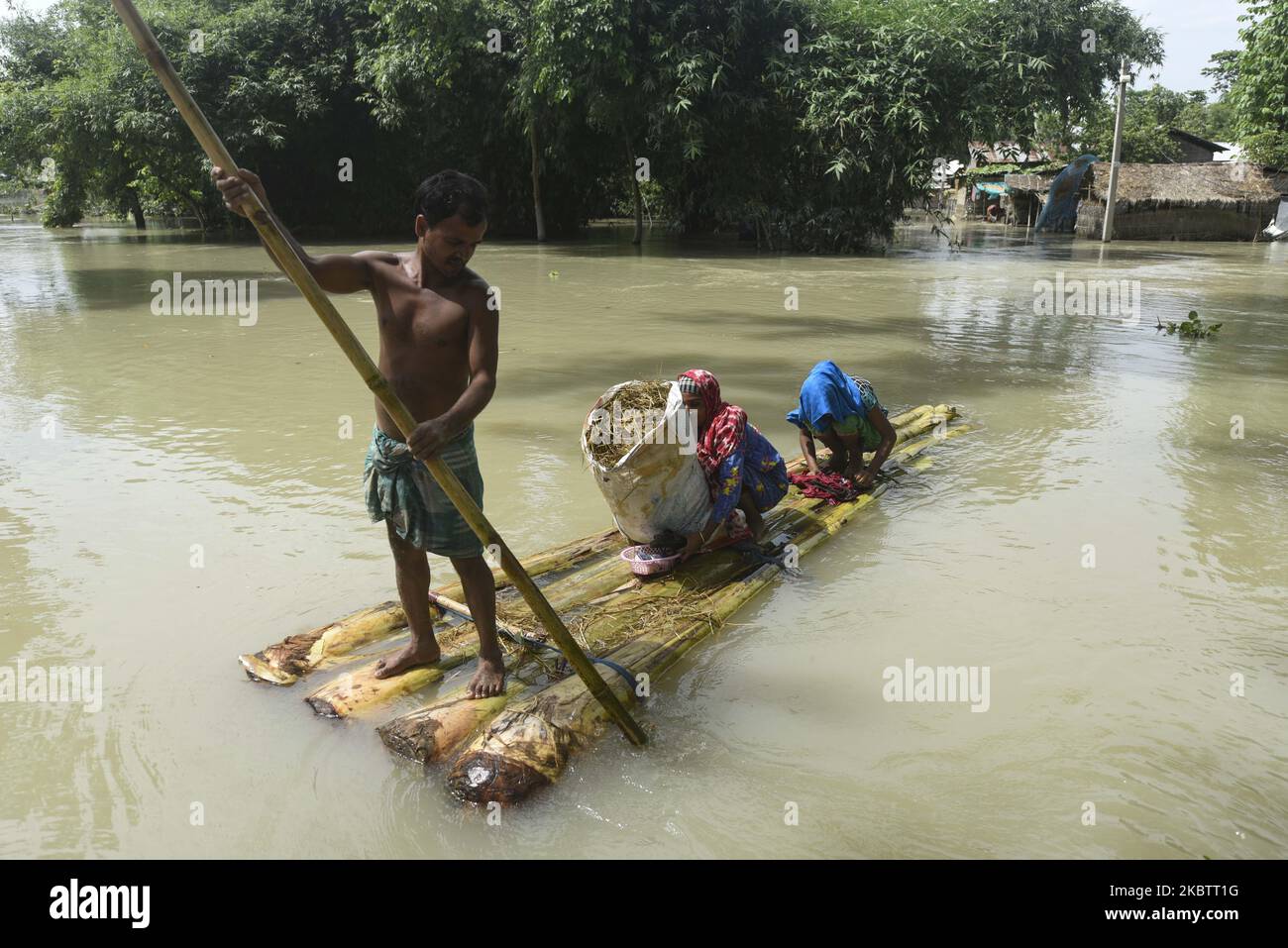 Le villageois utilise un radeau de bananiers pour traverser une localité inondée dans un village inondé du district de Morigaon d'Assam en Inde, le vendredi 17 juillet 2020. (Photo de David Talukdar/NurPhoto) Banque D'Images