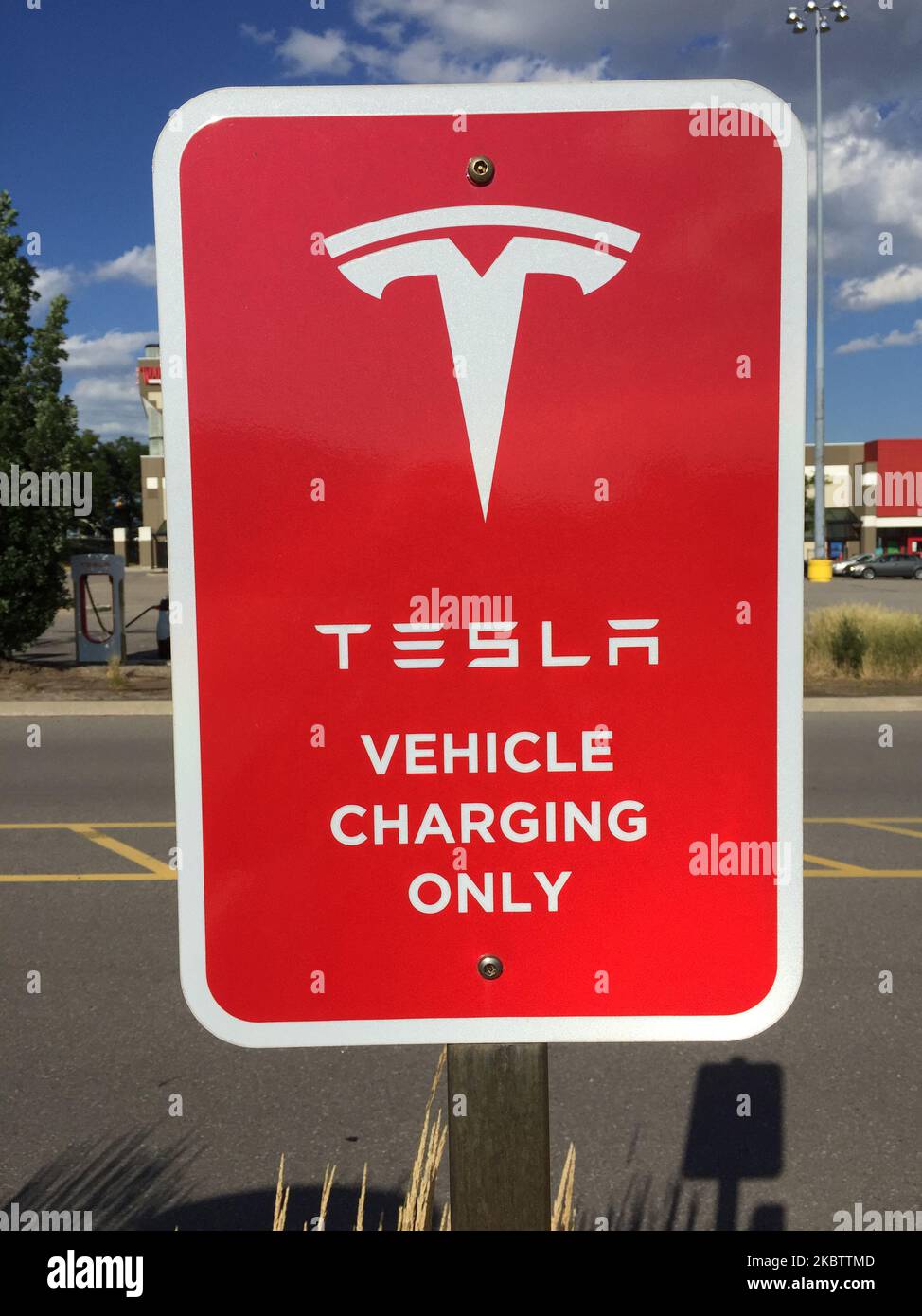 Signez à un poste de charge de véhicule électrique Tesla à Markham, Ontario, Canada, on 17 juillet 2020. (Photo de Creative Touch Imaging Ltd./NurPhoto) Banque D'Images