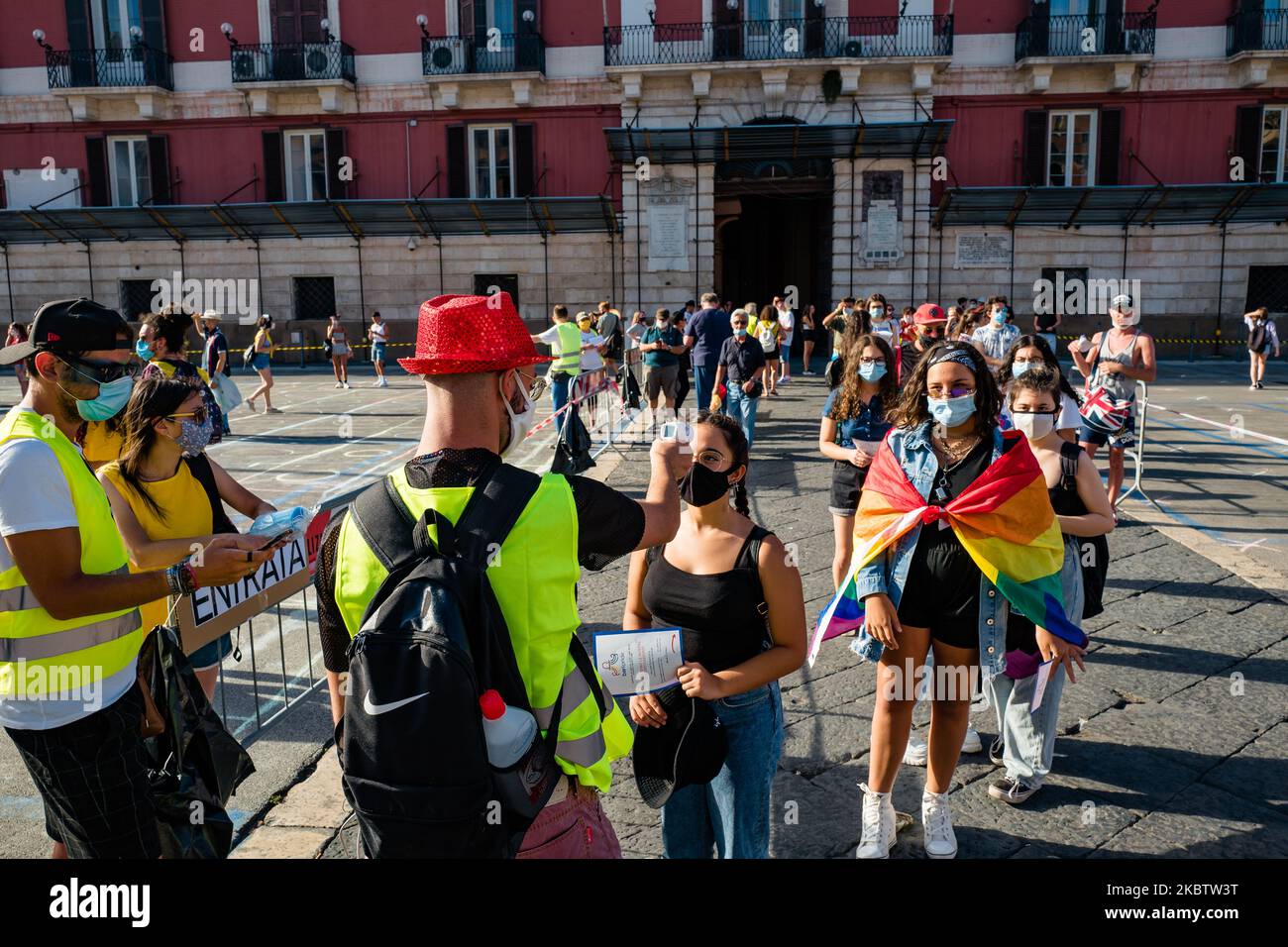 Mesure de la température aux manifestants Bari Pride 2020 sur la Piazza Prefettura à Bari le 18 juillet 2020. Pas de parade ou de procession mais seulement une manifestation statique à la Bari Pride 2020 avec des drapeaux arc-en-ciel pour se conformer aux règles anti Covid-19 de Piazza Prefettura à Bari pour LGBTQI + droits (lesbienne, gay, bisexuel, transgenre, queer et intersexué) (photo par Davide Pischettola/NurPhoto) Banque D'Images