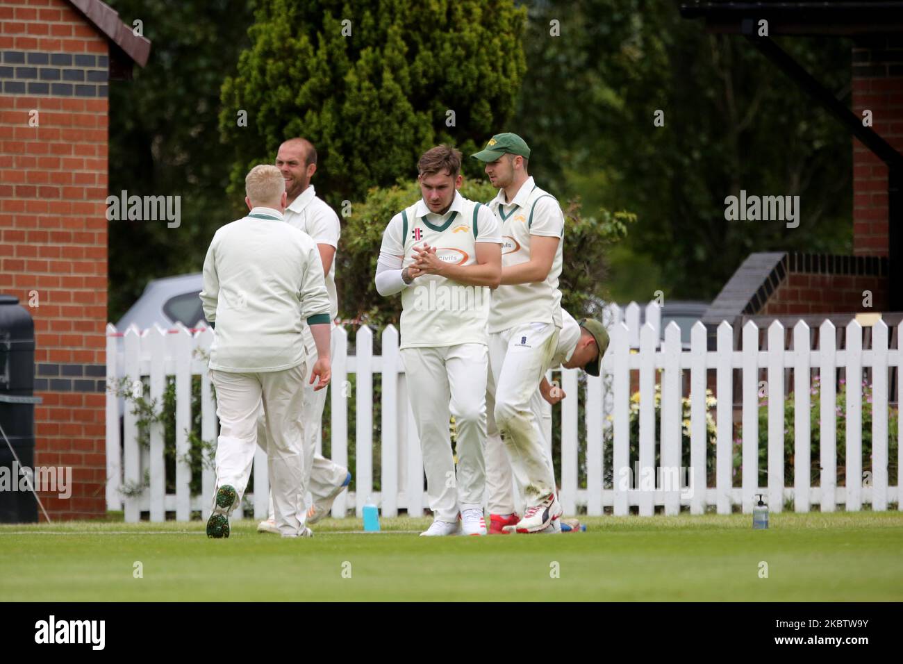 Les joueurs du match de cricket de Marton vs Stokesley dans la division Premier de la Ligue du Nord du Yorkshire et du Sud de Durham se désinfectent les mains pendant le match pour arrêter la propagation de COVID-19 le samedi 18th juillet 2020 à Middlesbrough, en Angleterre. (Photo de Mark Fletcher/MI News/NurPhoto) Banque D'Images