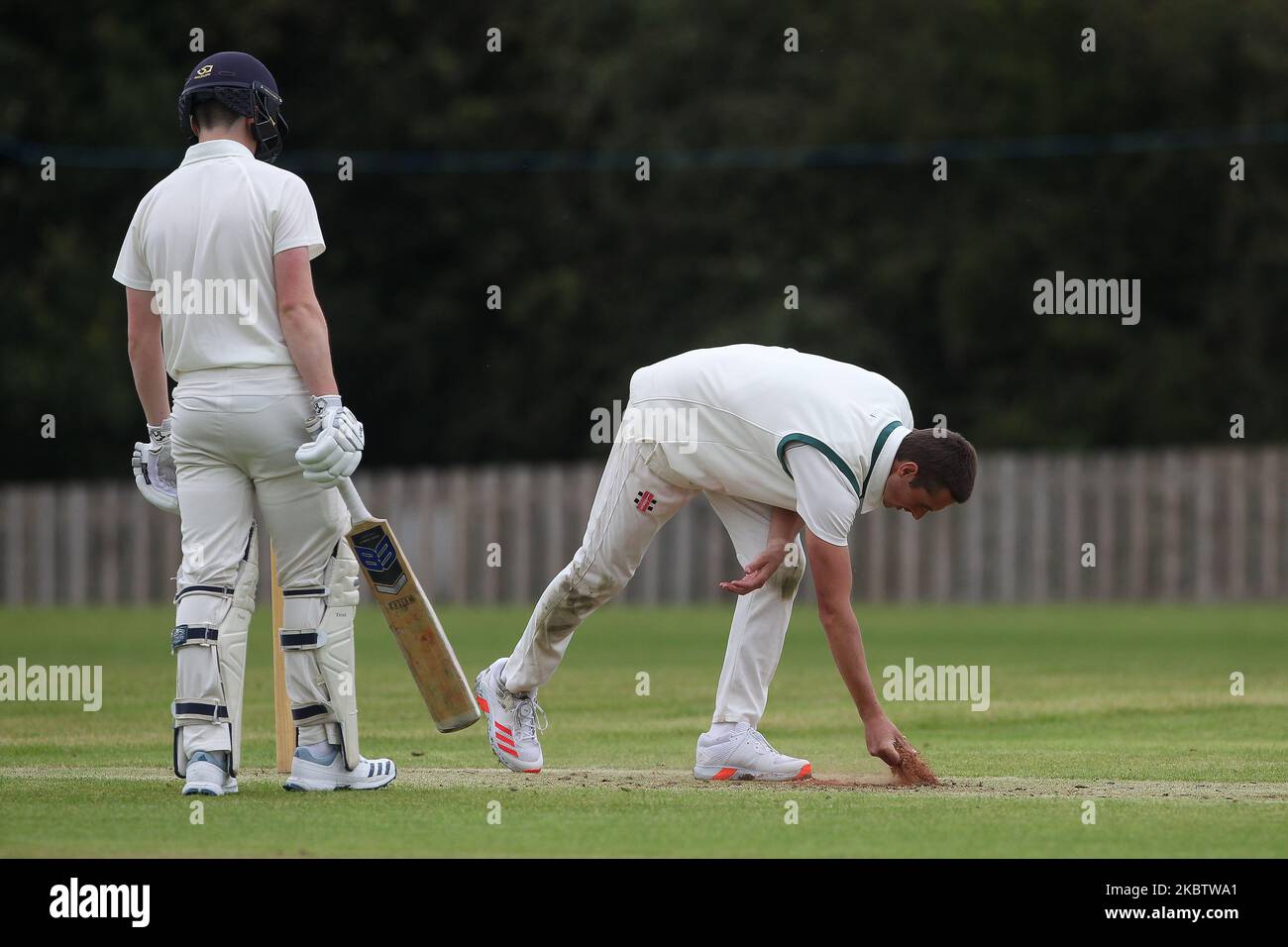 Lewis Harper, de srinkles, a vu de la poussière sur le terrain pour aider son pied après une pause de pluie lors du match de cricket entre Great Ayton et Thornaby dans la division Premier de la Ligue du North Yorkshire et du Sud de Durham, alors que le cricket de la ligue de compétition revient pour la première fois depuis le match de cricket le samedi 18th juillet 2020 À Middlesbrough, en Angleterre. (Photo de Mark Fletcher/MI News/NurPhoto) Banque D'Images