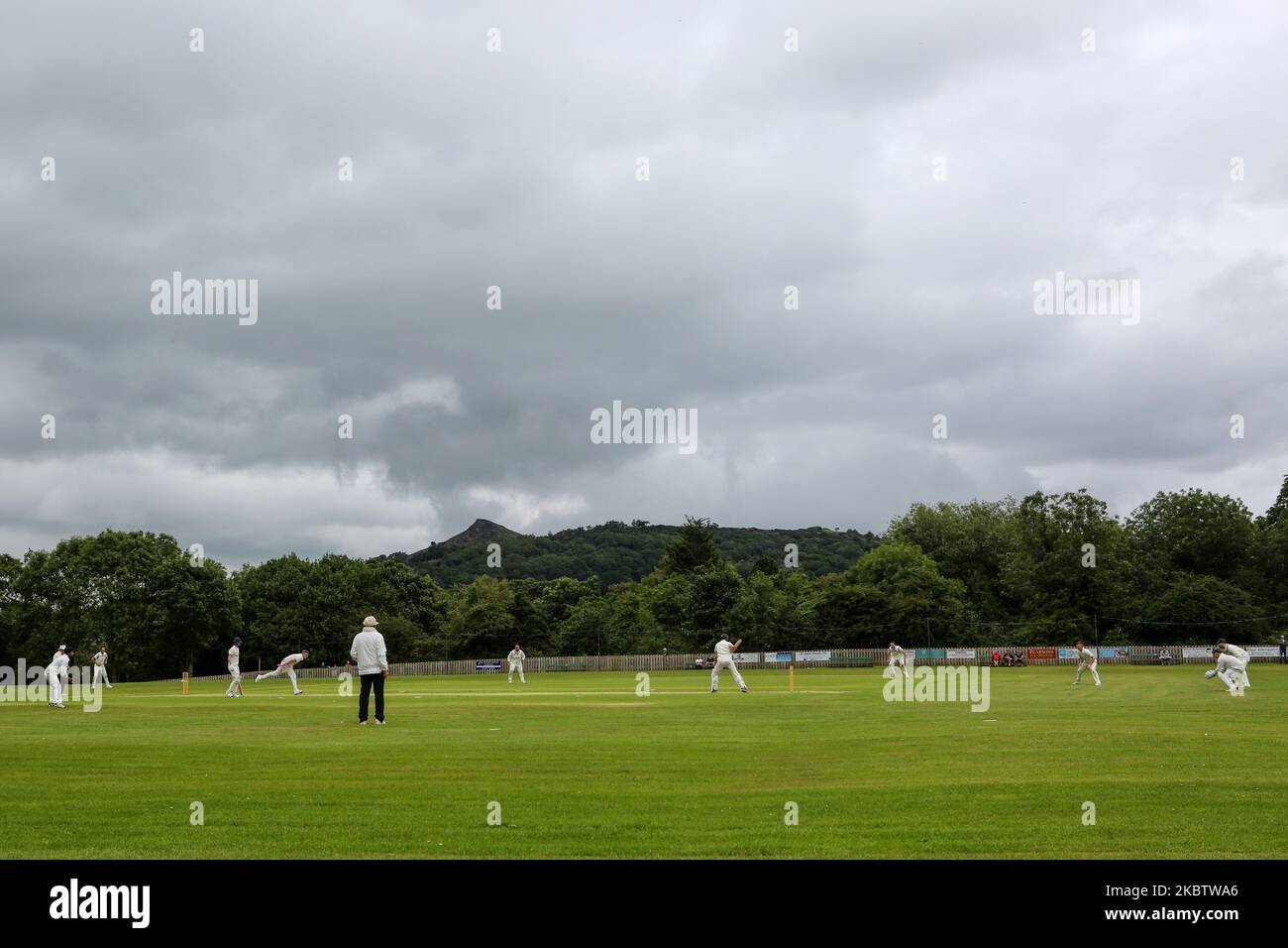 Jouez pendant le match de cricket entre Great Ayton et Thornaby dans la division Premier de la Ligue du Nord du Yorkshire et du Sud de Durham, avec la garniture de Roseberry comme toile de fond pour la première fois depuis le match de cricket de la ligue de compétition, le samedi 18th juillet 2020 à Middlesbrough, en Angleterre. (Photo de Mark Fletcher/MI News/NurPhoto) Banque D'Images