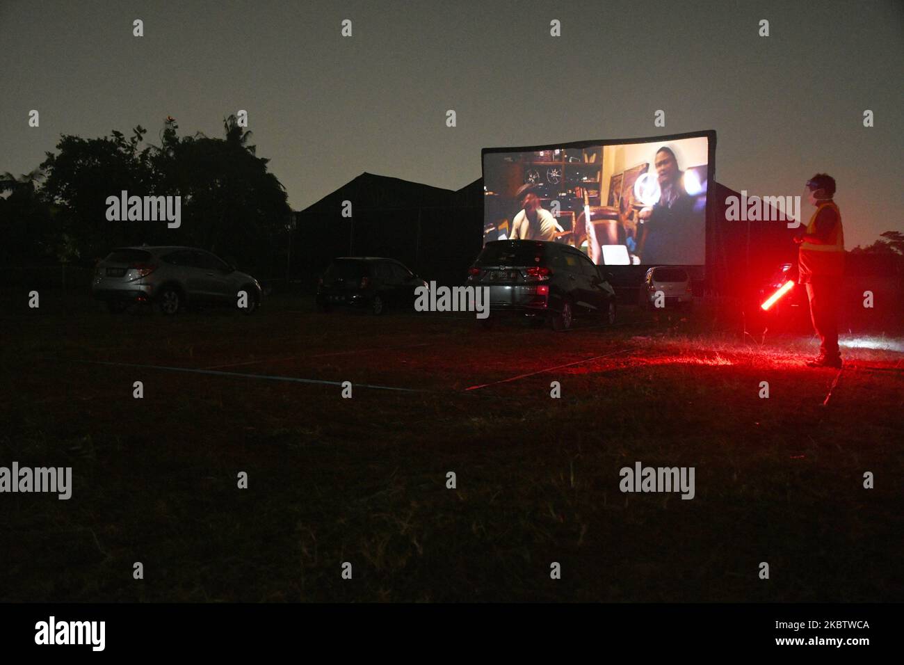 La voiture a été garée dans la zone de projection du film dans la route de Cinema à Bekasi, Java Ouest, le 18 juin 2020, nuit. Au cours de la pandémie, un certain nombre de résidents ont commencé à chercher des solutions de rechange pour regarder des films dans les salles de cinéma en menant des protocoles de santé parce que les salles de cinéma du centre commercial ou d'ailleurs étaient encore fermées en raison de l'absence d'une décision du gouvernement. (Photo de Dasril Roszandi/NurPhoto) Banque D'Images