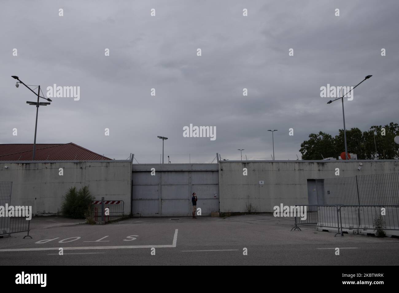 Vue d'entrée du CP à Gradisca d'Isonzo, Italie, sur 18 juillet 2020. Le CP (Centro permanente per i rimpatri) est une structure utilisée pour la détention des migrants qui doivent être réimparés dans leur pays d'origine. L'Italie a actuellement 6 CPR opératifs sur son territoire. Celui situé à Gradisca est devenu populaire depuis des mois depuis que certains hôtes ont perdu la vie dans des circonstances indéfinies.(photo de Francesco Boscarol/NurPhoto) Banque D'Images