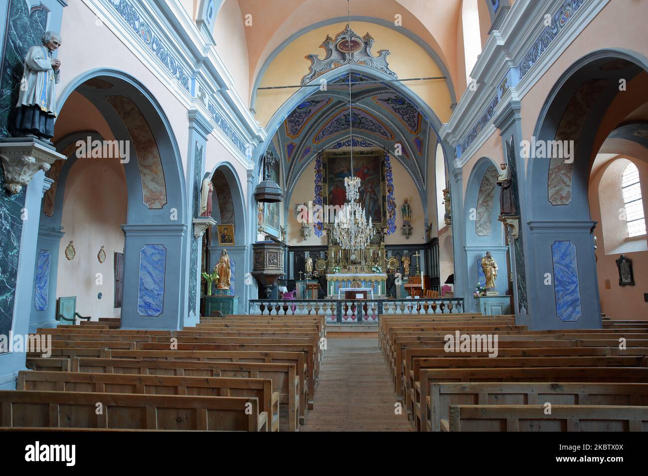 SAINT CHAFFREY, ALPES DU SUD, FRANCE - 6 OCTOBRE 2022 : l'intérieur coloré de l'église Saint Chaffrey près de Briançon Banque D'Images