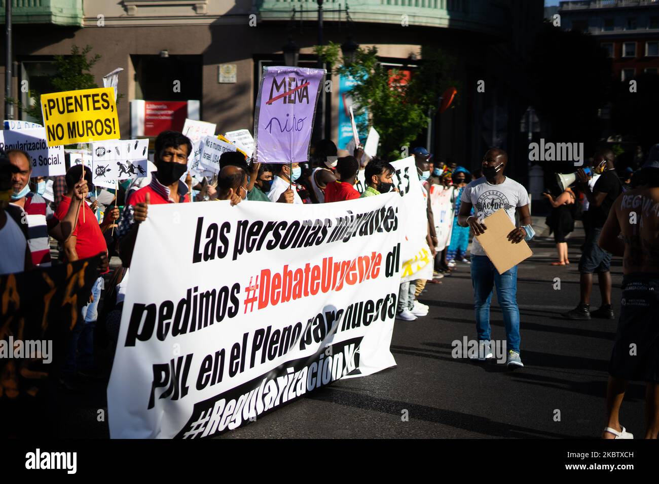Les manifestants ont une bannière qui se lit comme suit: "Les grossis demandent un débat urgent sur la NLP" en protestation des collectifs de migrants mobilisent dans différentes villes d'Espagne exigeant un débat urgent sur la NLP présenté au Congrès des députés pour la régularisation des sans-papiers dans une situation irrégulière à Madrid, Espagne, 19 juillet 2020. (Photo de Jon Imanol Reino/NurPhoto) Banque D'Images