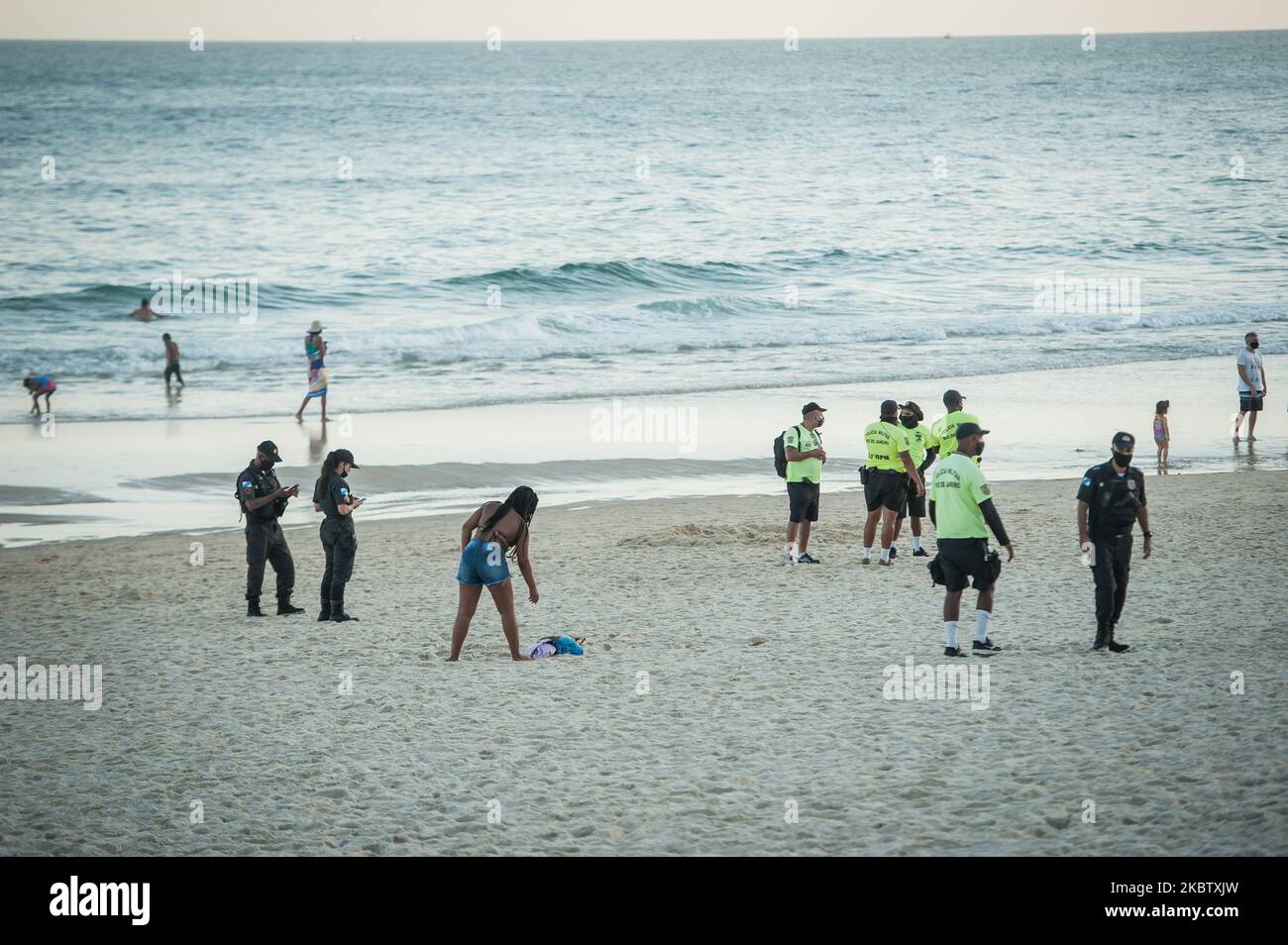 Des policiers inspectent la plage d'ipanema située au sud de la ville de Rio de Janeiro, au Brésil, sur 19 juillet 2020. Les autorités locales commencent les 4th (quatrième) des 6 étapes de l'assouplissement de l'isolement social (quarantaine) ou qui permet certains sports collectifs sur le sable de la plage, sauf le week-end. Rio de Janeiro a dépassé le seuil de 11 000 décès causés par le coronavirus (COVID-19) et plus de 135 000 cas confirmés par la maladie. (Photo par Allan Carvalho/NurPhoto) Banque D'Images