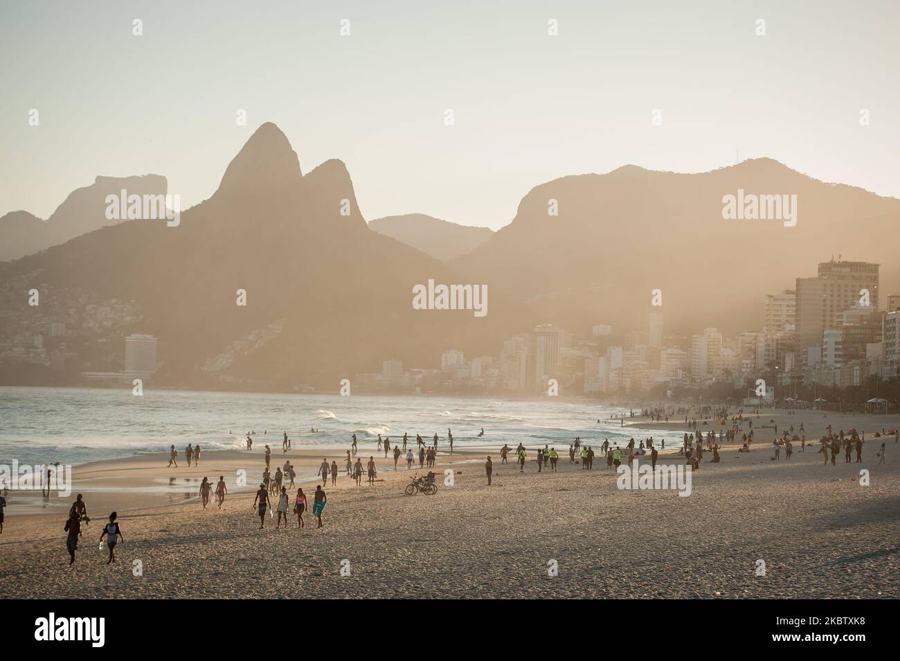 Les baigneurs sont vus sur la plage d'ipanema située dans le sud de la ville de Rio de Janeiro, au Brésil, sur 19 juillet 2020. Les autorités locales ont entamé les 4th (quatrième) des 6 étapes de l'assouplissement de l'isolement social (quarantaine), ce qui permet certains sports d'équipe sur la plage sauf les week-ends. Rio de Janeiro a dépassé les 11 000 décès causés par le coronavirus (COVID-19) et plus de 135 000 cas confirmés de la maladie (photo d'Allan Carvalho/NurPhoto) Banque D'Images