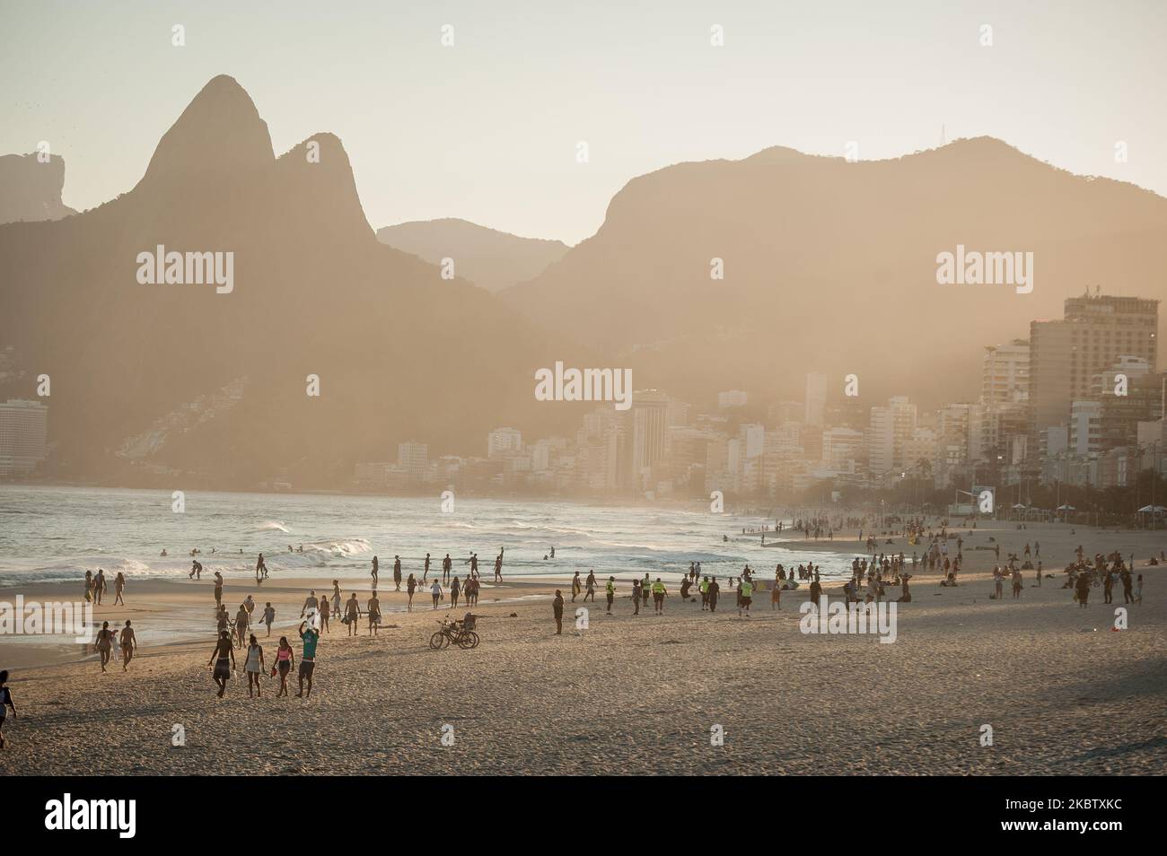 Les baigneurs sont vus sur la plage d'ipanema située dans le sud de la ville de Rio de Janeiro, au Brésil, sur 19 juillet 2020. Les autorités locales ont entamé les 4th (quatrième) des 6 étapes de l'assouplissement de l'isolement social (quarantaine), ce qui permet certains sports d'équipe sur la plage sauf les week-ends. Rio de Janeiro a dépassé les 11 000 décès causés par le coronavirus (COVID-19) et plus de 135 000 cas confirmés de la maladie (photo d'Allan Carvalho/NurPhoto) Banque D'Images