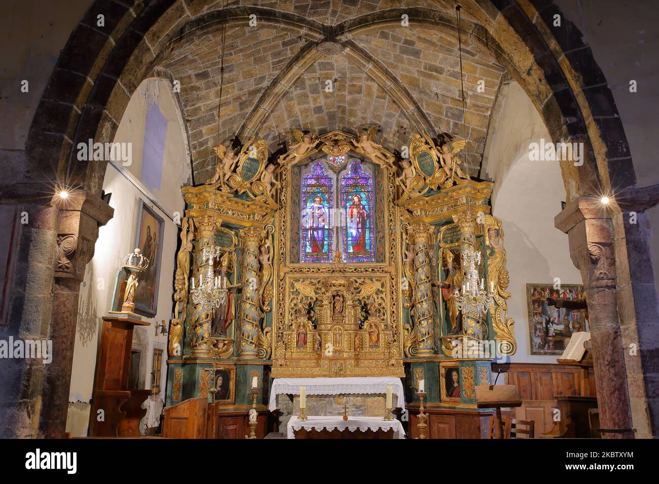 NEVACHE, ALPES DU SUD, FRANCE - 1 OCTOBRE 2022 : magnifique retable baroque à l'intérieur de l'église Saint Marcellin, Vallée de la Claree Banque D'Images