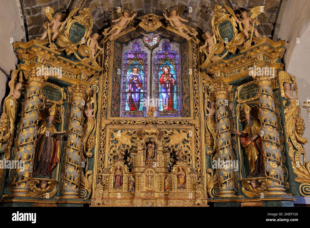 NEVACHE, ALPES DU SUD, FRANCE - 1 OCTOBRE 2022 : magnifique retable baroque à l'intérieur de l'église Saint Marcellin, Vallée de la Claree Banque D'Images NEVACHE, ALPES DU SUD, FRANCE - 1 OCTOBRE 2022 : magnifique retable baroque à l'intérieur de l'église Saint Marcellin, Vallée de la Claree Banque D'Images