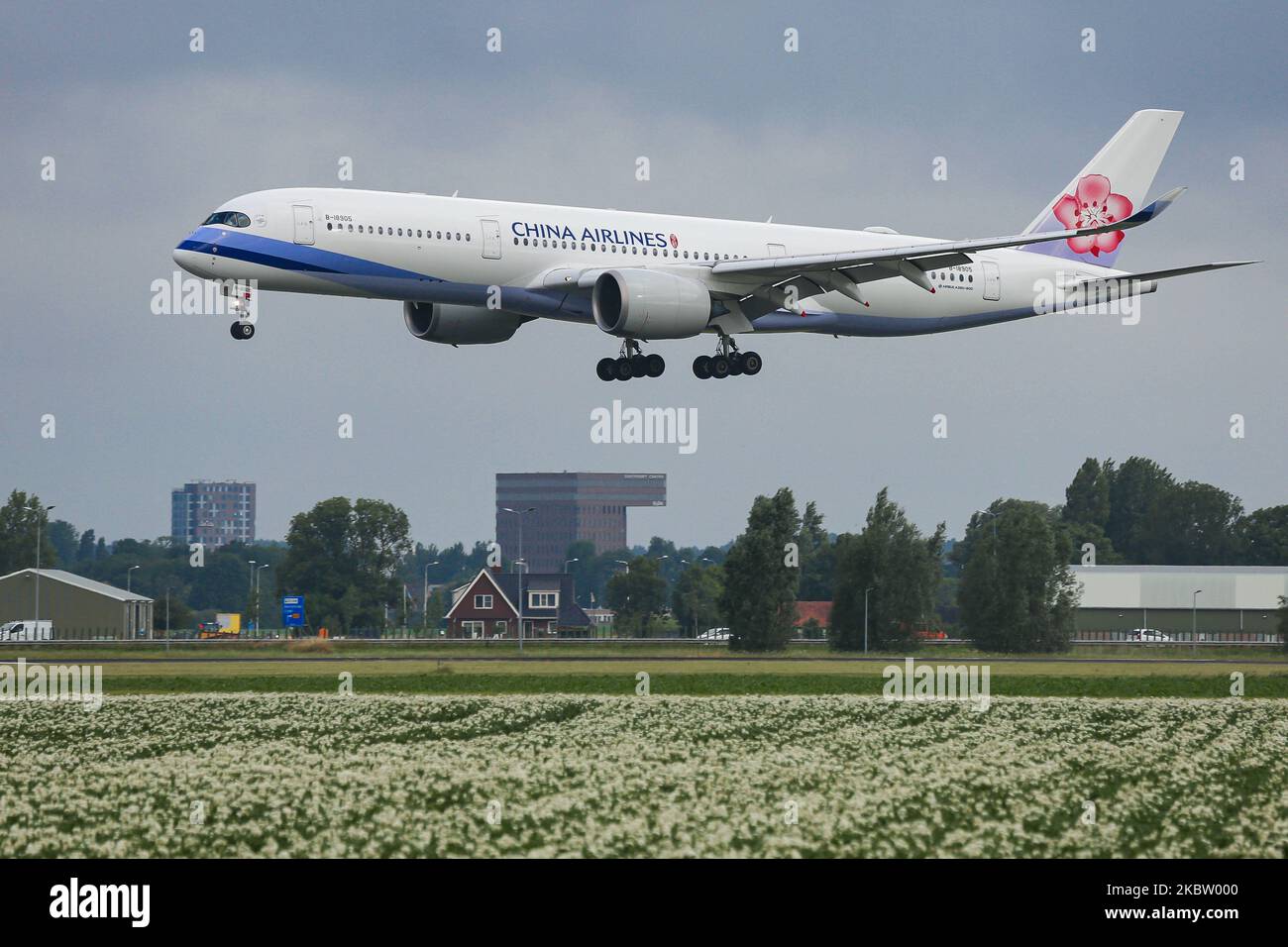 Les Airbus A350-900 de China Airlines vus lors de l'approche finale en vol, atterrissage et atterrissage à l'aéroport international EHAM d'Amsterdam Schiphol AMS aux pays-Bas, sur la piste Polderbaan. L'Airbus A350 est un nouvel avion à corps large, moderne, avancé, écologique et économe en carburant, Un avion de ligne long-courrier est alimenté par 2x RR Rolls Royce Jet Engines et l'enregistrement B-18905. Le transporteur chinois China Airlines ci CAL DYNASTY est le transporteur national de la République de Chine ( Taiwan ), membre de l'alliance aérienne SkyTeam, dont le siège se trouve à l'aéroport de Taipei Taoyuan en Asie. Juil Banque D'Images