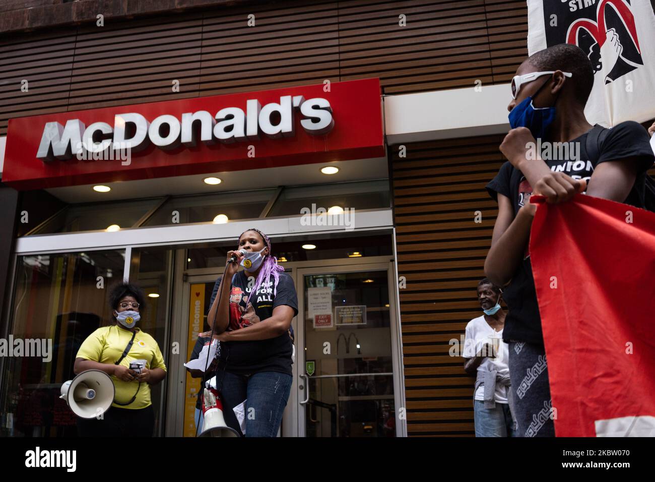 Ieshia Townsend, une assistante de restauration rapide et membre de la campagne de lutte pour 15, parle lors d'une grève nationale des travailleurs à l'extérieur d'un restaurant McDonald's dans le Loop à Chicago, il sur 20 juillet 2020. La « grève pour les vies noires » nationale a attiré des participants dans plusieurs villes américaines pour protester contre les inégalités économiques et le racisme systématique pendant la pandémie COVID-19. (Photo de Max Herman/NurPhoto) (photo de Max Herman/NurPhoto) Banque D'Images