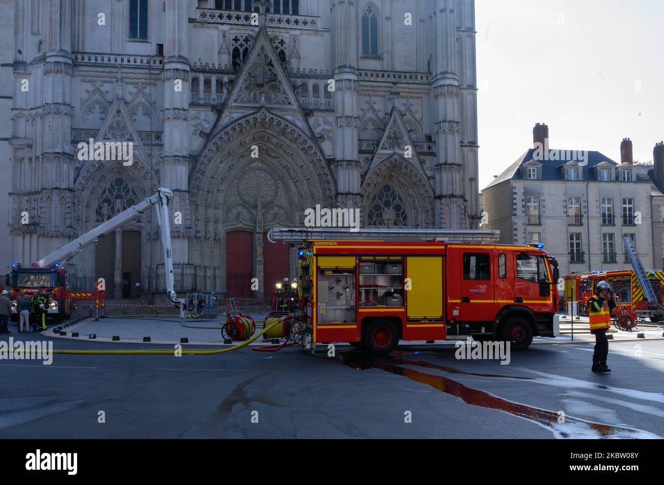 Un incendie a éclaté à la cathédrale Saint-Pierre et Saint-Paul de Nantes, en France, sur 18 juillet 2020. D'importantes ressources ont été déployées pour contrôler l'incident, ce qui, selon les rapports initiaux, indique que l'incendie était d'origine criminelle, puisque trois pompiers ont été découverts par les pompiers. (Photo par Estelle Ruiz/NurPhoto) Banque D'Images