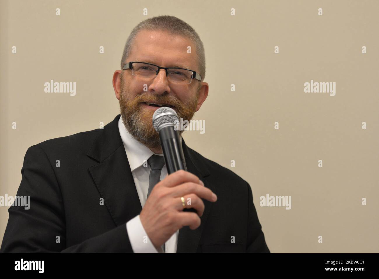 Grzegorz Braun, un homme politique polonais de droite et le chef de la Confédération du parti politique de la Couronne polonaise et l'un des dirigeants de l'alliance liberté et indépendance de la Confédération, s'adresse à son soutien à Rzeszow. Sur 20 juillet 2020, à Rzeszow, Pologne. (Photo par Artur Widak/NurPhoto) Banque D'Images