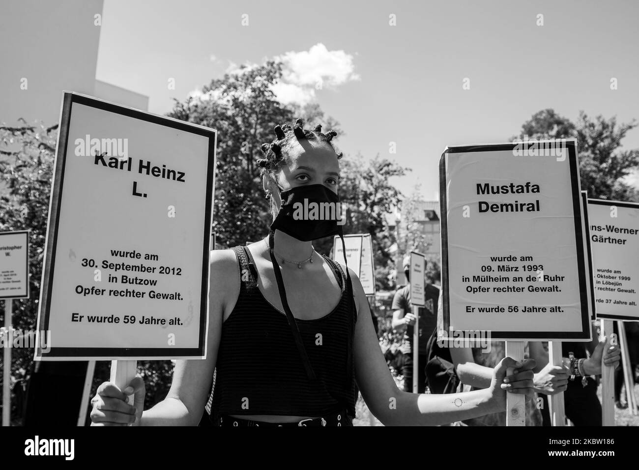 (NOTE DE LA RÉDACTION: L'image a été convertie en noir et blanc) les participants à la manifestation "solidarité avec les personnes touchées - pas de scène pour le prédateur" commémorent les victimes de la violence de droite avec des signes le 21 juillet 2020 à Magdebourg. Le procès contre l'assassin extrémiste de droite de Halle a débuté le 21 juillet au tribunal régional de Magdeburg. L'accusé est accusé de deux meurtres et de 68 tentatives de meurtres. Un rassemblement de solidarité avec les victimes a eu lieu en face de la cour. Ils exigent ''aucune étape pour les délinquants''. (Photo de Peter Niedung/NurPhoto) Banque D'Images