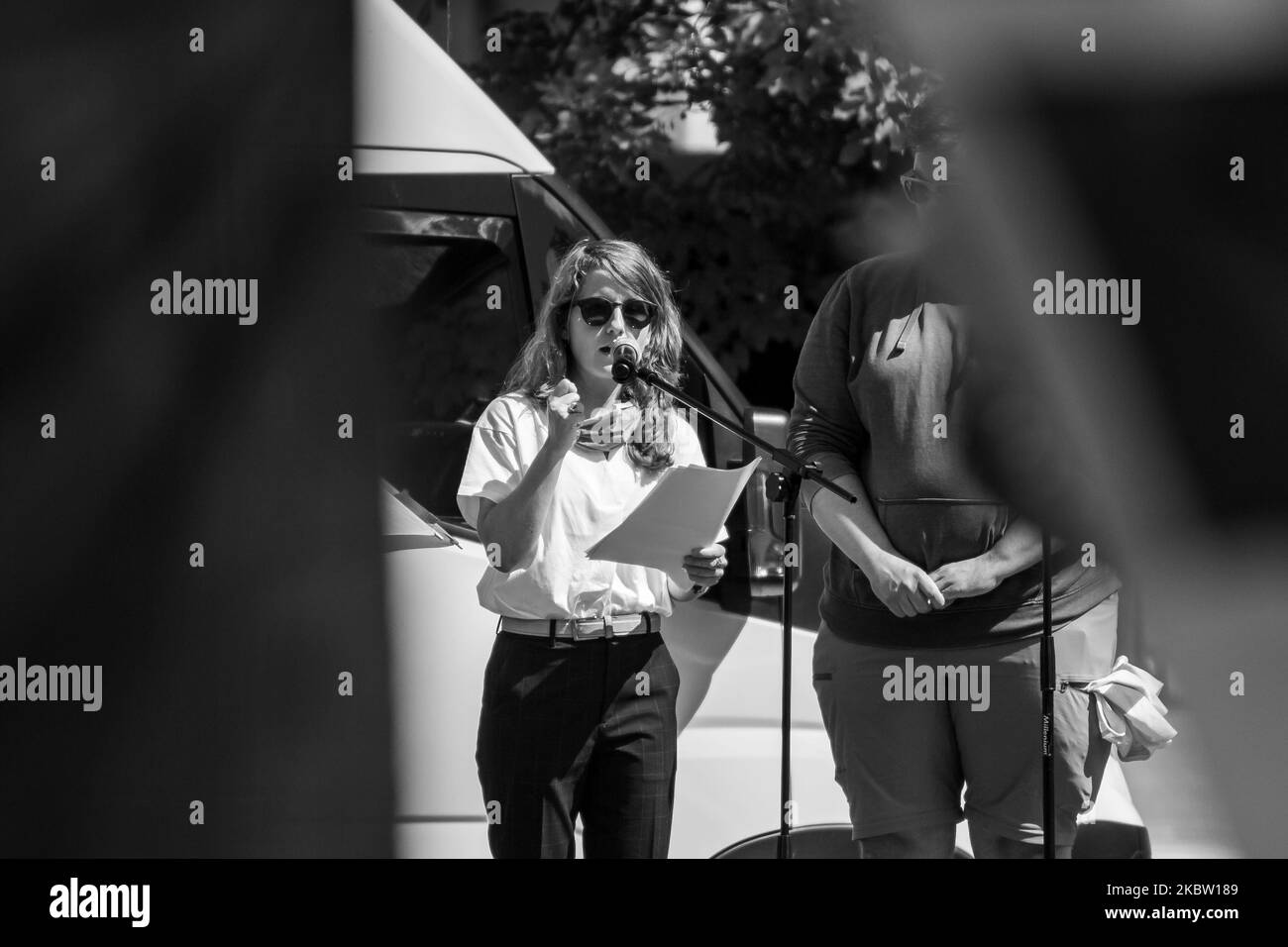 (NOTE DE LA RÉDACTION: L'image a été convertie en noir et blanc) les survivants de l'attaque Naomi Henke-Gymbel parle à la manifestation de rallye 'solidarité avec les personnes touchées - pas de scène pour le prépteur' le 21 juillet 2020 à Magdebourg. Le procès contre l'assassin extrémiste de droite de Halle a débuté le 21 juillet au tribunal régional de Magdeburg. L'accusé est accusé de deux meurtres et de 68 tentatives de meurtres. Un rassemblement de solidarité avec les victimes a eu lieu en face de la cour. Ils exigent ''aucune étape pour les délinquants''. (Photo de Peter Niedung/NurPhoto) Banque D'Images