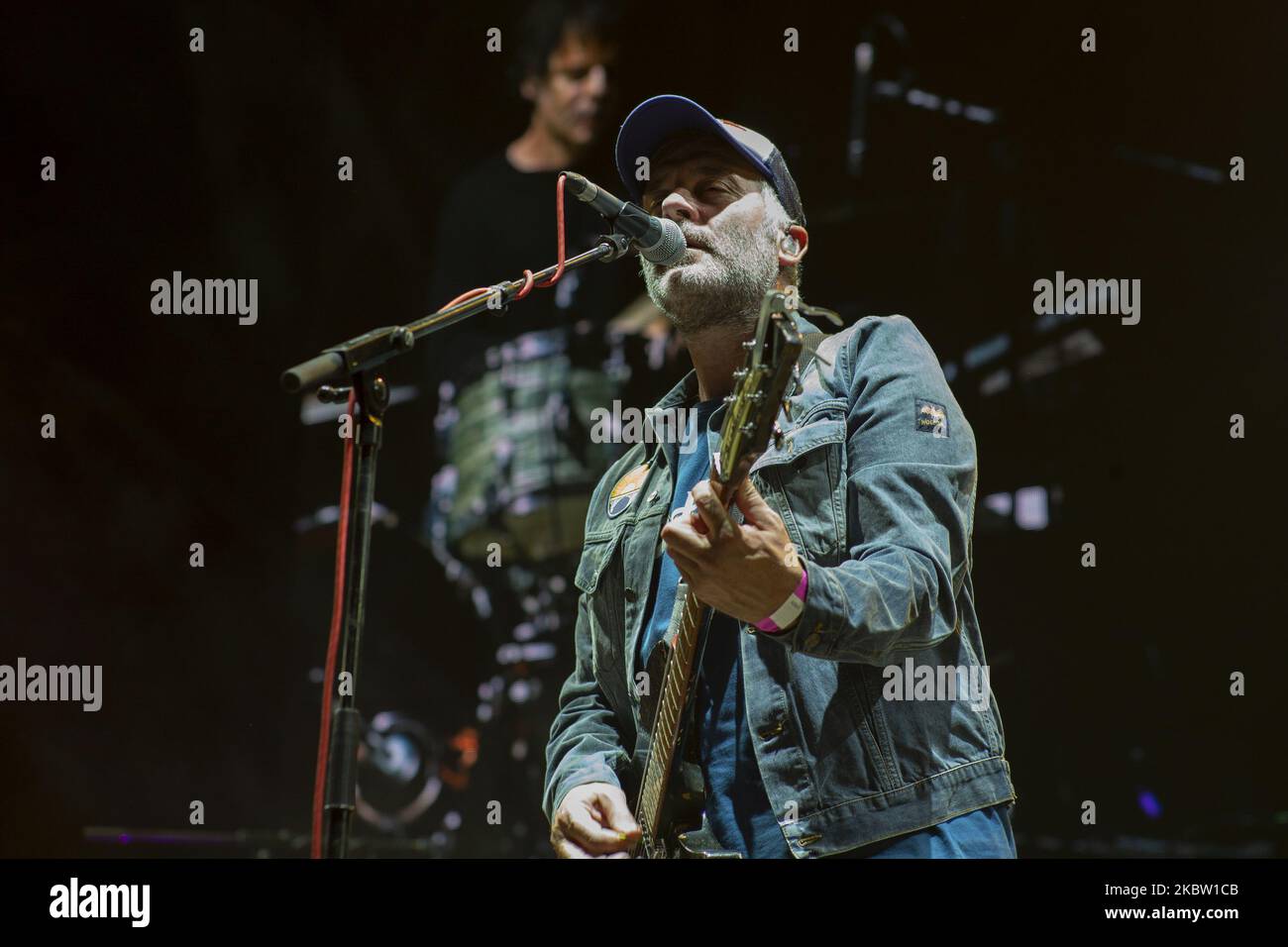 Membre du groupe la habitacion Roja, Jorge Marti lors du concert qu'ils ont offert ce soir à l'Ifema de Madrid, dans le cadre du festival ''Abre Madrid''. 21 juillet 2020 Espagne (photo par Oscar Gonzalez/NurPhoto) Banque D'Images