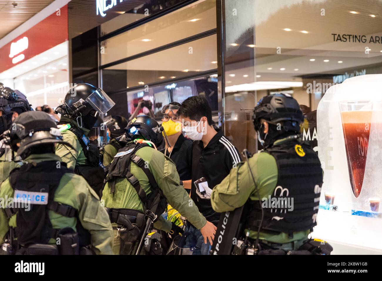 Ted hui, membre de la Ligue de Hong Kong, est arrêté et frisé par la police anti-émeute dans le centre commercial Yoho à Yuen long, comme tentative de protester contre les attaques de triades à deux pattes qui ont pris le 21 juillet 2019 comme cassé par la police à Hong Kong, en Chine, sur 21 juillet, 2020. (Photo de Marc Fernandes/NurPhoto) Banque D'Images