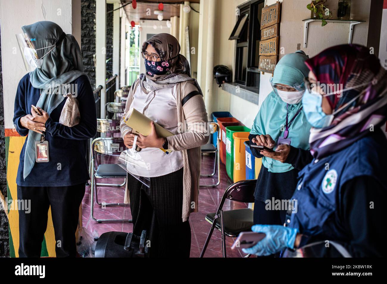 Le Dr GINA (au milieu) avec NINA (à gauche) du Bureau de la santé de Djakarta Sud se préparent sur le terrain à l'éducation de covid19 à la prévention (en utilisant le masque, se laver les mains, garder la distance) à Djakarta, Indonésie, sur 22 juillet 2020. . Partout dans le monde, les gens ont tendance à oublier que les travailleurs de la santé non seulement l'équipe médicale, mais il y a aussi des travailleurs de la santé qui ne font pas partie de l'équipe médicale qui jouent un rôle important dans la prévention de la propagation du virus corona. À l'établissement de santé Kebayoran Lama Publich, dr. GINA est l'une des travailleuses de la santé qui travaille comme éducatrice en santé, pendant la situation pandémique, elle est allée à la covera Banque D'Images