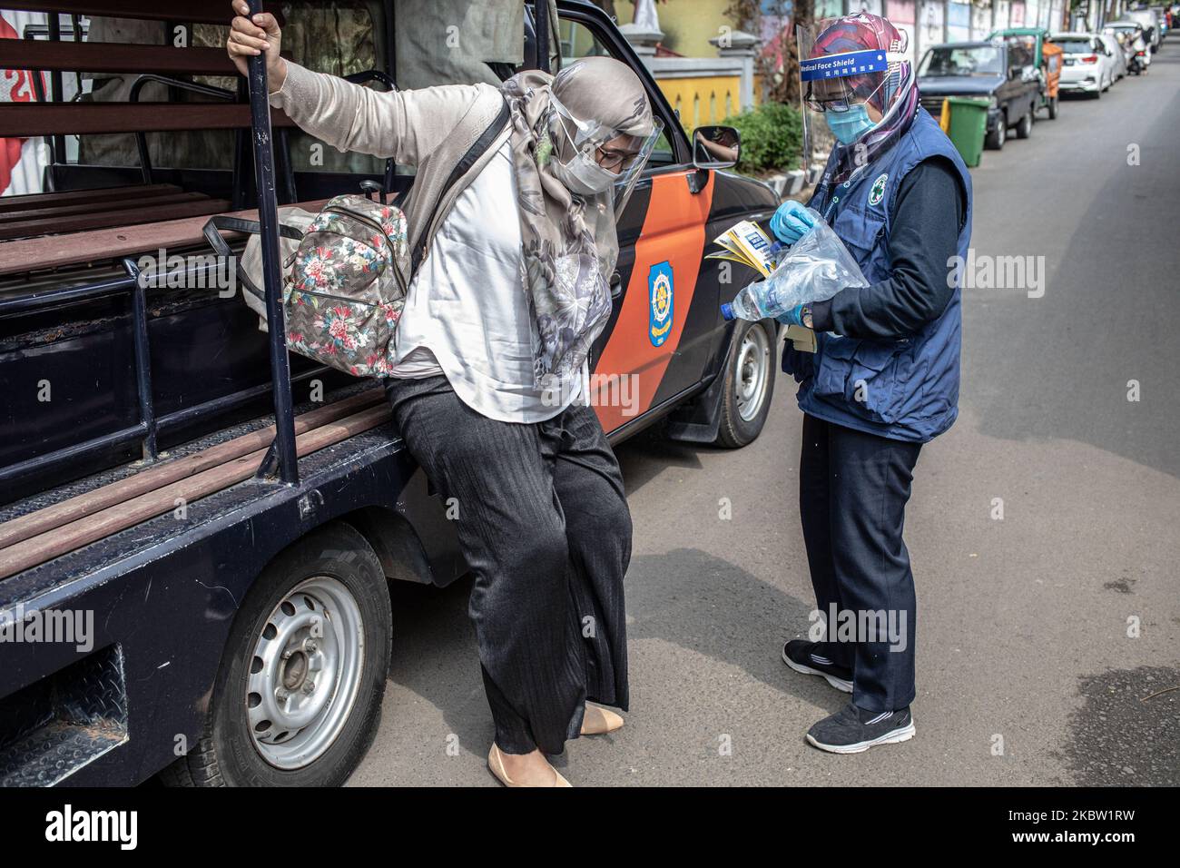 Le Dr GINA, après avoir terminé sa patrouille avec la voiture de sécurité du district de Jakarta, descend de la voiture à Jakarta, en Indonésie, sur 22 juillet 2020. Partout dans le monde, les gens ont tendance à oublier que les travailleurs de la santé non seulement l'équipe médicale, mais il y a aussi des travailleurs de la santé qui ne font pas partie de l'équipe médicale qui jouent un rôle important dans la prévention de la propagation du virus corona. À l'établissement de santé Kebayoran Lama Publich, dr. GINA est l'une des travailleuses de la santé qui travaille comme éducatrice en santé, pendant la situation pandémique, elle est allée dans la zone couverte du district lama de Kebayoran pour éduquer les gens à utiliser le masque, se laver la main, garder la distance Banque D'Images