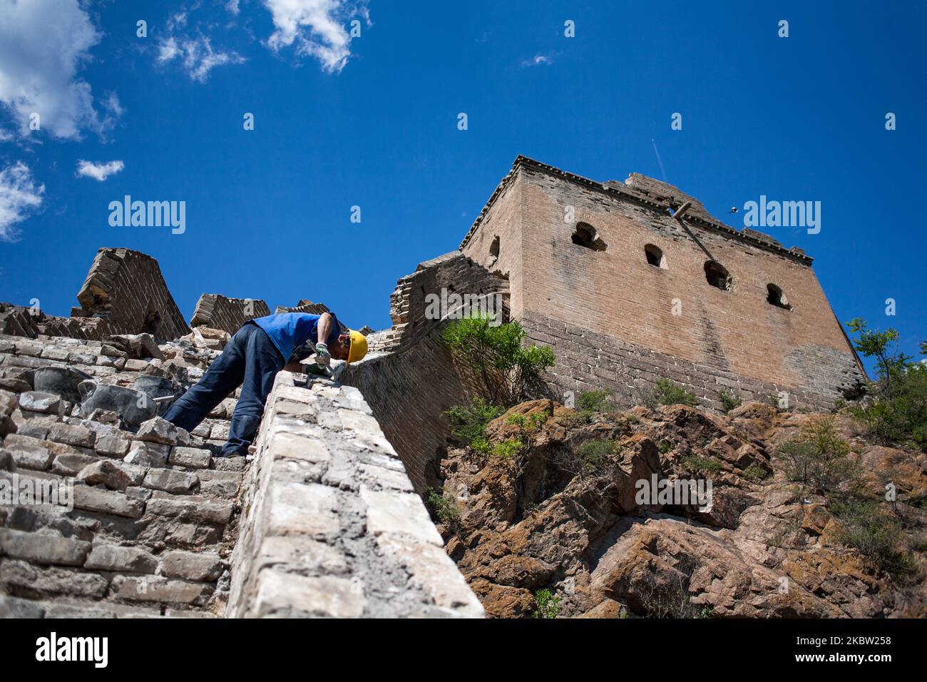 Jinshanling, Chine, le 4 juin 2011. Un ouvrier rénove le grand mur de Chine situé dans la région montagneuse du comté de Luanping, province de Hebei, à 125 km au nord-est de Beijing. Cette section du mur est reliée à la section de Simatai à l'est. Une certaine distance à l'ouest se trouve la section de Mutianyu. La section de Jinshanling du mur a été construite à partir de 1570 ce pendant la dynastie Ming. (Photo par Emeric Fohlen/NurPhoto) Banque D'Images