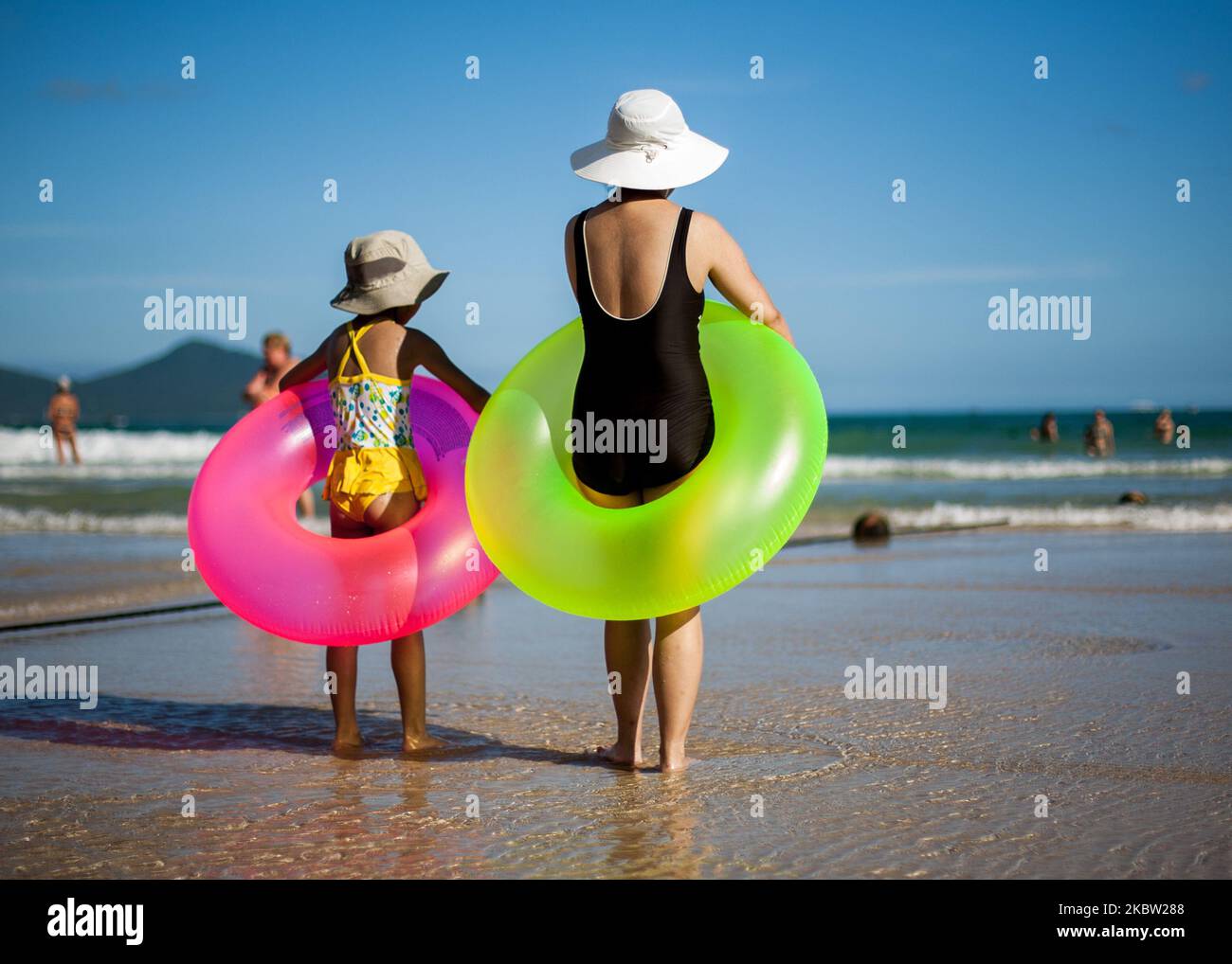 Sanya, Chine, le 11 août 2011. Les touristes chinois se tiennent sur la plage avec leur métro dans un complexe de la province de l'île de hainan. Sanya, Chine, le 11 aout 2011. Des touristes chinois avec leurs bouées sont sur la plage d'une station balnéaire de la province insulaire de Hainan. (Photo par Emeric Fohlen/NurePhoto) (photo par Emeric Fohlen/NurePhoto) Banque D'Images