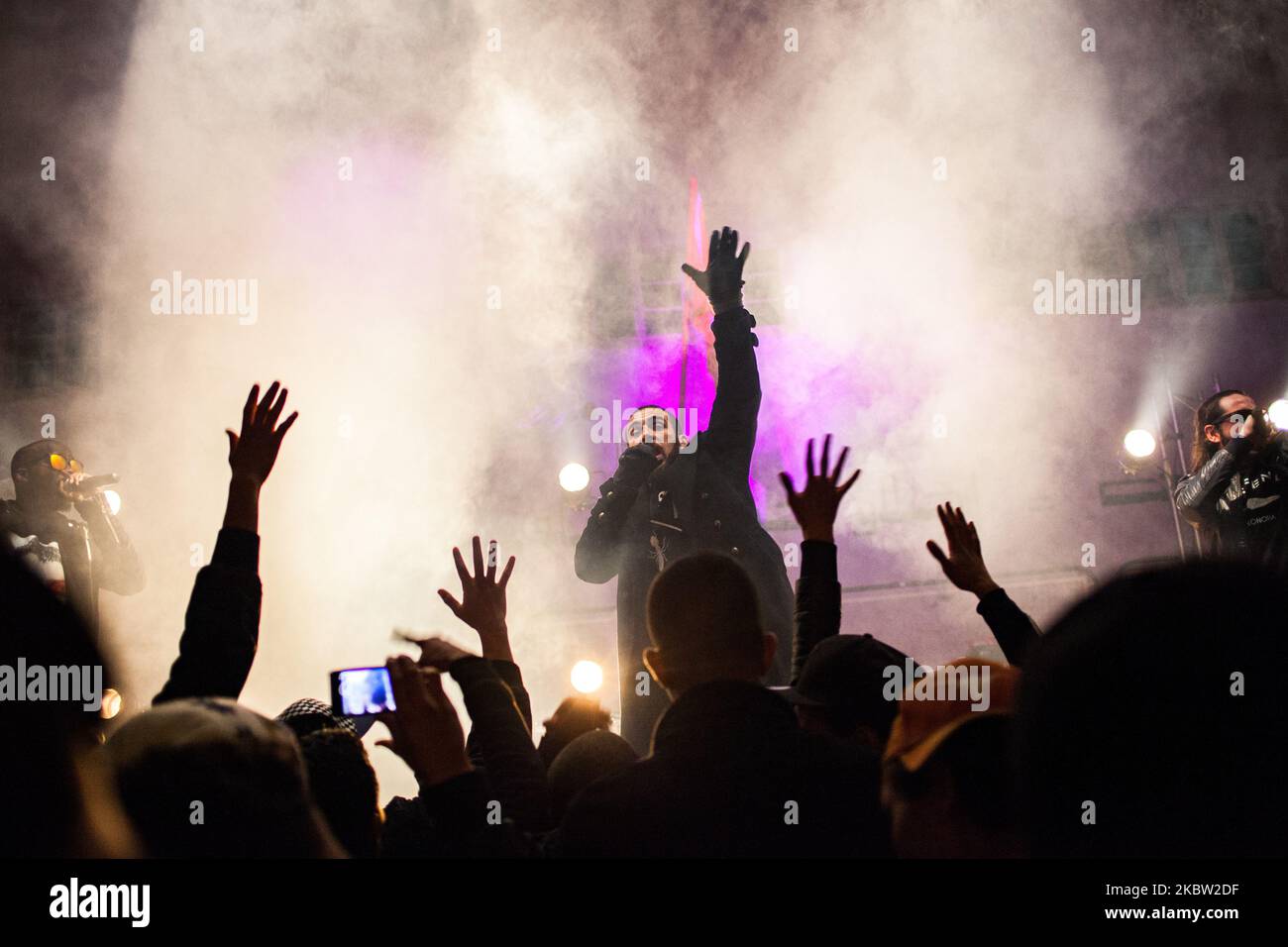 Kaserine, Tunisie, 17 décembre 2013. Le rappeur Medine sur scène pendant un concert. (Photo par Emeric Fohlen/NurPhoto) Banque D'Images