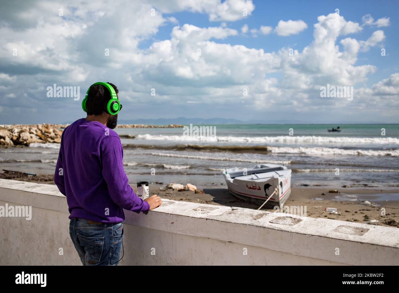 La Goulette Tunisie Octobre Un Rappeur Coute Sa Musique Tout En Regardant La Mer