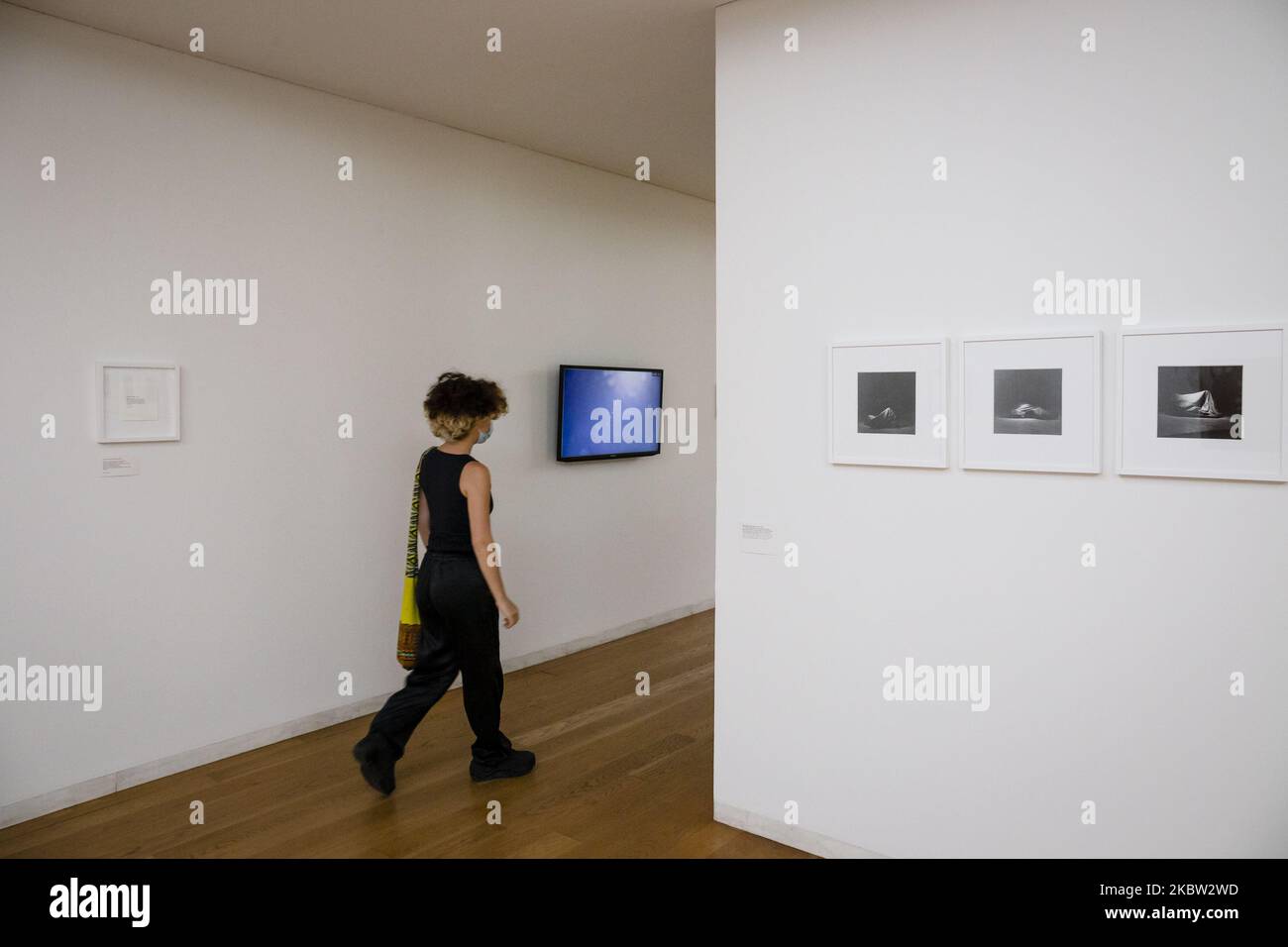 Visiteur de l'exposition par l'artiste Yoko Ono, « le jardin de l'apprentissage pour la liberté » au Musée d'art contemporain Serralves, Qui a ouvert sur 30 mai et sera présent jusqu'à 15 novembre sans la présence de l'artiste, en raison de la pandémie de 19, le 22 juin 2020 à Porto, Portugal. L'exposition, qui compte un total de 297 pièces, l'artiste explorant des thèmes de nature politique, l'amour, la mort, la guerre, la violence contre les femmes. Dans l'exposition, nous pouvons également voir des pièces emblématiques telles qu'Apple, ''EX IT'' et certains films qu'il a réalisés en partenariat avec John Lennon. (Photo de Rita Franca/N. Banque D'Images