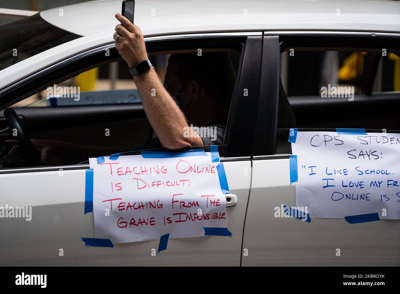 Les membres et les supporters du Chicago Teachers Union rejoignent une caravane de voitures à l'extérieur du siège des écoles publiques de Chicago (CPS) pendant qu'une réunion du Chicago Board of Education se tient à l'intérieur de Chicago, il, sur 22 juillet 2020. Citant des préoccupations en matière de sécurité, les enseignants appellent à l'apprentissage à distance cet automne dans les écoles pendant la pandémie COVID-19 au lieu du plan hybride que CPS a présenté. (Photo de Max Herman/NurPhoto) Banque D'Images