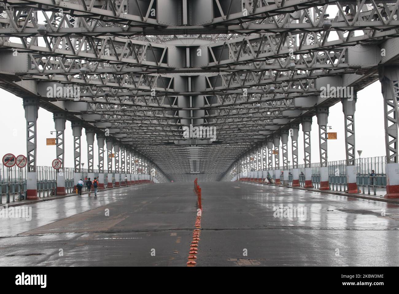 Le pont de Howrah au Bengale occidental va dans le confinement bimensuel à Kolkata, Inde sur 23 juillet,2020.le nombre de Covid-19 en Inde a augmenté à 1 238 635 aujourd'hui après que le pays a été témoin d'un pic énorme de plus de 45 720 dans le compte de nouveaux cas de coronavirus au cours des dernières 24 heures. Record 1 129 personnes ont succombé à la maladie mortelle, avec laquelle le nombre de décès a augmenté à 29 861 (photo de Debajyoti Chakraborty/NurPhoto) Banque D'Images