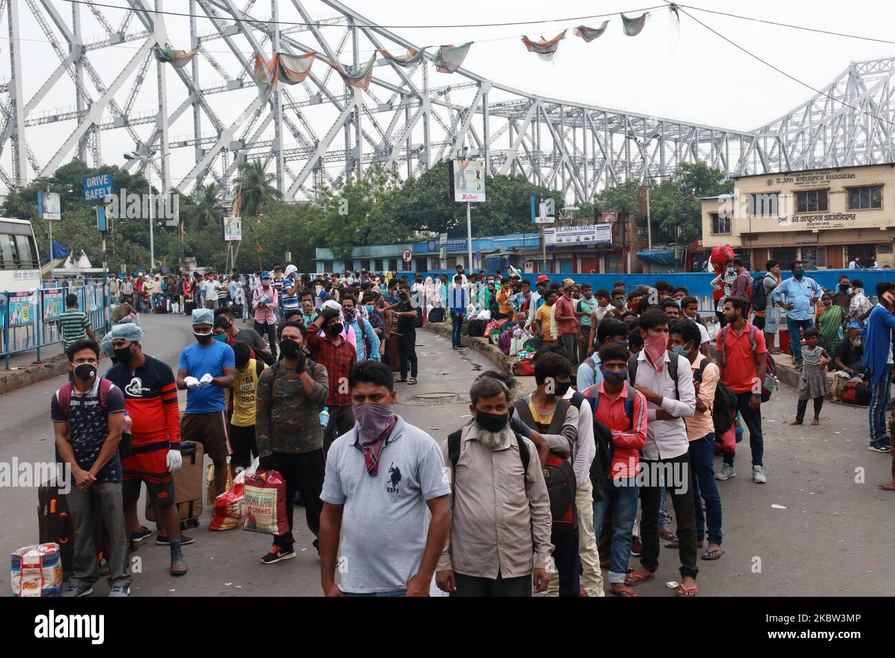 Les navetteurs qui se déplacent sans maintenir la distance sociale à Howrah bus Strand pendant le Bengale occidental va dans le confinement bimensuel à Kolkata, Inde sur 23 juillet,2020.le nombre de Covid-19 en Inde a augmenté à 1 238 635 aujourd'hui après que le pays a connu un pic énorme de plus de 45 720 dans le compte de nouveaux cas de coronavirus au cours des dernières 24 heures. Record 1 129 personnes ont succombé à la maladie mortelle, avec laquelle le nombre de morts a augmenté à 29 861. (Photo de Debajyoti Chakraborty/NurPhoto) Banque D'Images