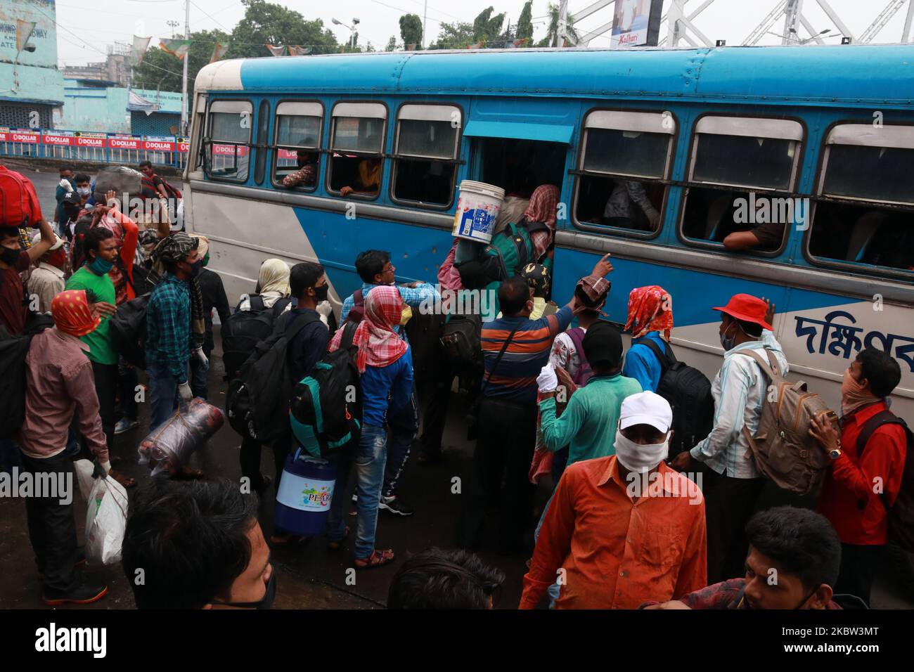 Navetteurs (passagers de chemin de fer) Après l'arrivée de la gare de howrah essayer de border des passagers bus et de ne maintient pas les distances sociales à Howrah bus Strand pendant le Bengale occidental va dans le verrouillage bi-hebdomadaire à Kolkata, Inde sur 23 juillet,2020.le nombre de Covid-19 en Inde a augmenté à 1 238 635 aujourd'hui après que le pays a connu une énorme pointe de plus de 45 720 dedans le nombre de nouveaux cas de coronavirus au cours des dernières 24 heures. Record 1 129 personnes ont succombé à la maladie mortelle, avec laquelle le nombre de morts a augmenté à 29 861. (Photo de Debajyoti Chakraborty/NurPhoto) Banque D'Images