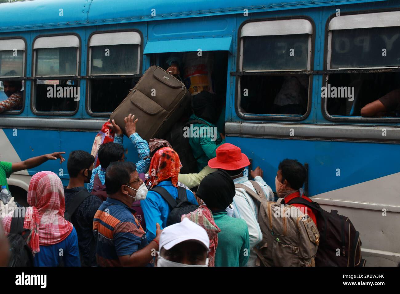 Navetteurs (passagers de chemin de fer) Après l'arrivée de la gare de howrah essayer de border des passagers bus et de ne maintient pas les distances sociales à Howrah bus Strand pendant le Bengale occidental va dans le verrouillage bi-hebdomadaire à Kolkata, Inde sur 23 juillet,2020.le nombre de Covid-19 en Inde a augmenté à 1 238 635 aujourd'hui après que le pays a connu une énorme pointe de plus de 45 720 dedans le nombre de nouveaux cas de coronavirus au cours des dernières 24 heures. Record 1 129 personnes ont succombé à la maladie mortelle, avec laquelle le nombre de morts a augmenté à 29 861. (Photo de Debajyoti Chakraborty/NurPhoto) Banque D'Images