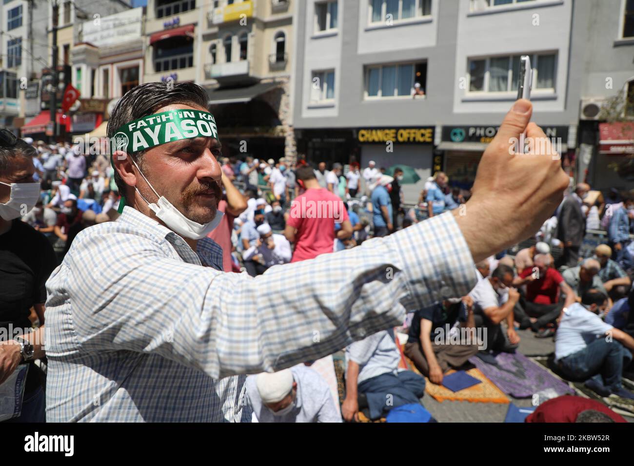 Les gens attendent que les premières prières officielles du vendredi commencent à l'extérieur de la mosquée Sainte-Sophie à 24 juillet 2020, à Istanbul, en Turquie. Le président turc Recep Tayyip Erdogan a assisté à la prière du premier vendredi à l'intérieur de la mosquée Sainte-Sophie après qu'elle ait été officiellement reconvertie en mosquée à partir d'un musée. La décision controversée de modifier le statut des bâtiments emblématiques a été prise après le vote du plus haut tribunal administratif de la Turquie le 10 juillet pour révoquer le statut des structures en tant que musée, ce qui lui a permis d'être reconverti en mosquée. Tout au long de son histoire, le site classé au patrimoine mondial de l'UNESCO a servi de chat byzantin Banque D'Images