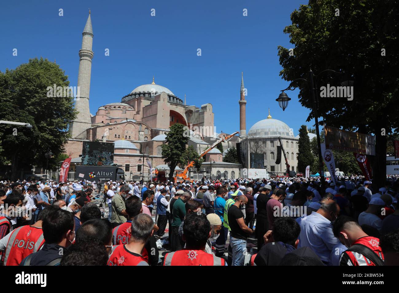 Les gens attendent que les premières prières officielles du vendredi commencent à l'extérieur de la mosquée Sainte-Sophie à 24 juillet 2020, à Istanbul, en Turquie. Le président turc Recep Tayyip Erdogan a assisté à la prière du premier vendredi à l'intérieur de la mosquée Sainte-Sophie après qu'elle ait été officiellement reconvertie en mosquée à partir d'un musée. La décision controversée de modifier le statut des bâtiments emblématiques a été prise après le vote du plus haut tribunal administratif de la Turquie le 10 juillet pour révoquer le statut des structures en tant que musée, ce qui lui a permis d'être reconverti en mosquée. Tout au long de son histoire, le site classé au patrimoine mondial de l'UNESCO a servi de chat byzantin Banque D'Images