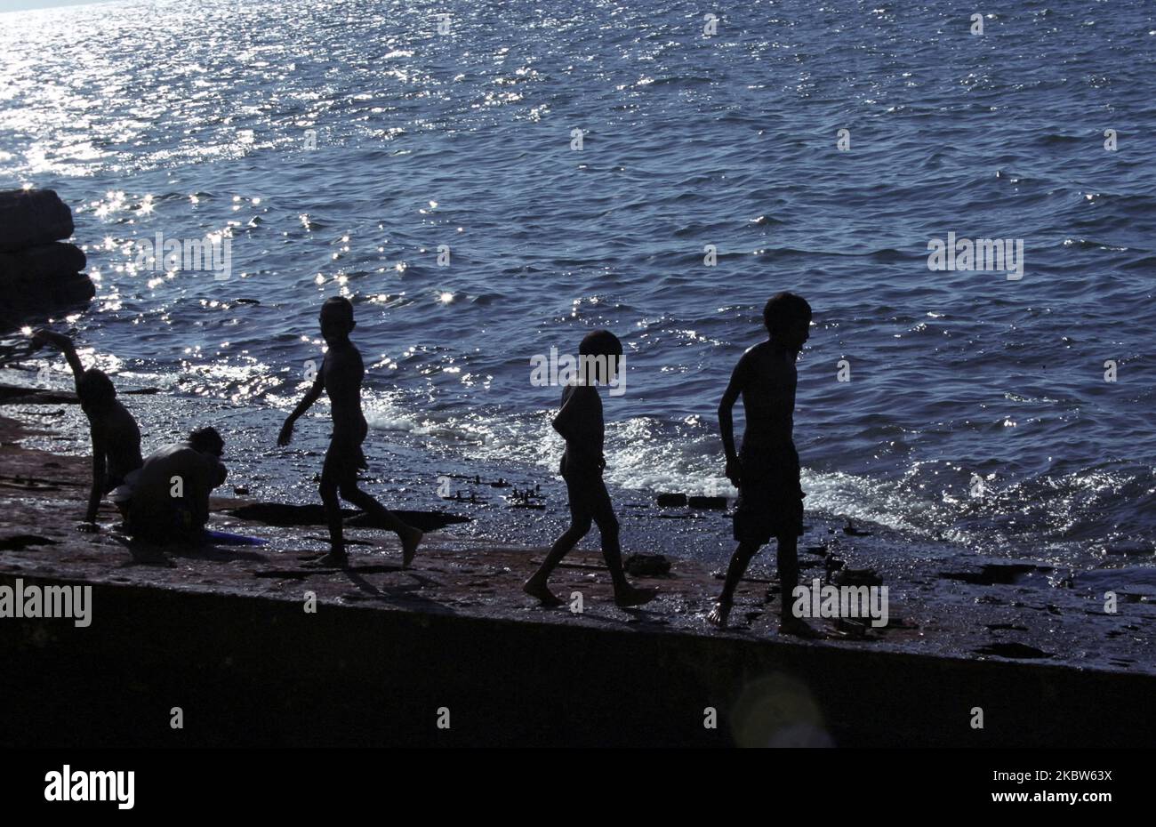 Scène de la journée de l'indépendance et vie quotidienne timoraise le 7day à Dili et au village d'Atambua, Timor-Leste, sur 20 mai 2002. Timorais One Family prendre du temps et se détendre au bord de la mer près de Dili, Timor-Leste. (Photo de Seung-il Ryu/NurPhoto) Banque D'Images